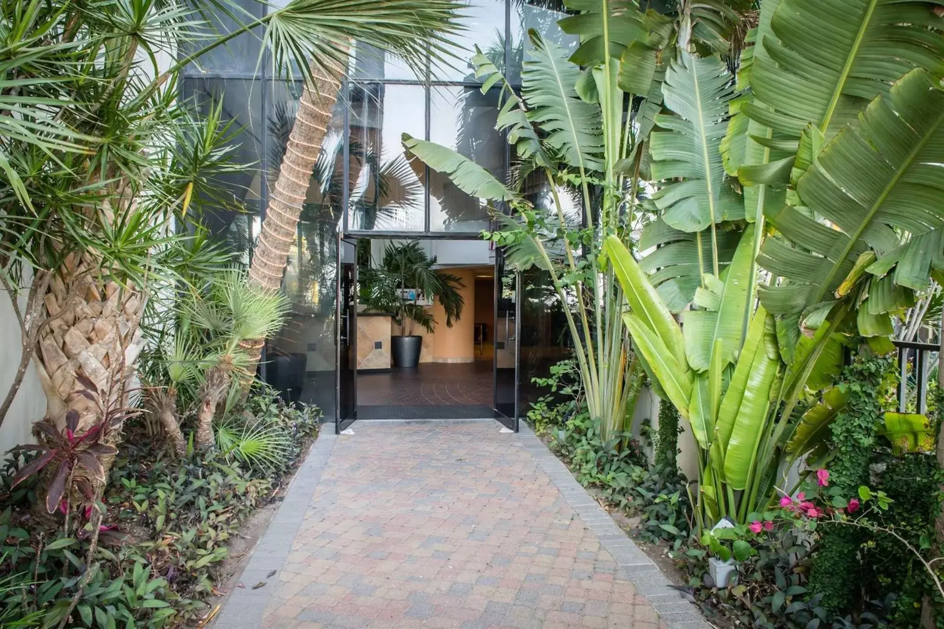 Facade/entrance, Garden in Sunchase Inn & Suites