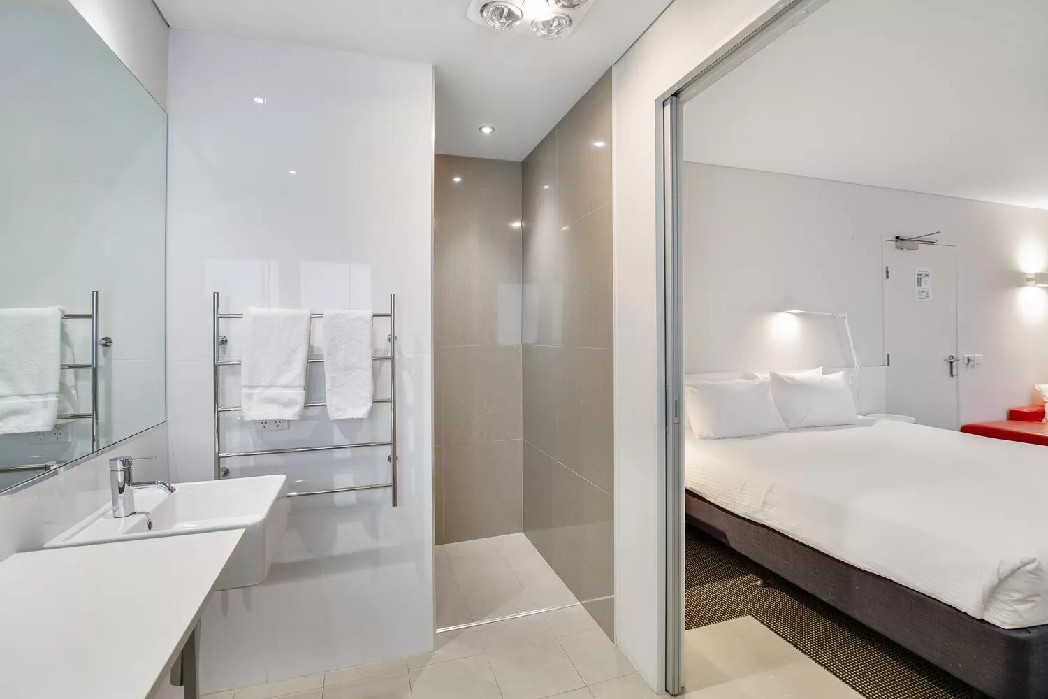 Shower, Bed in The Horatio Motel Mudgee