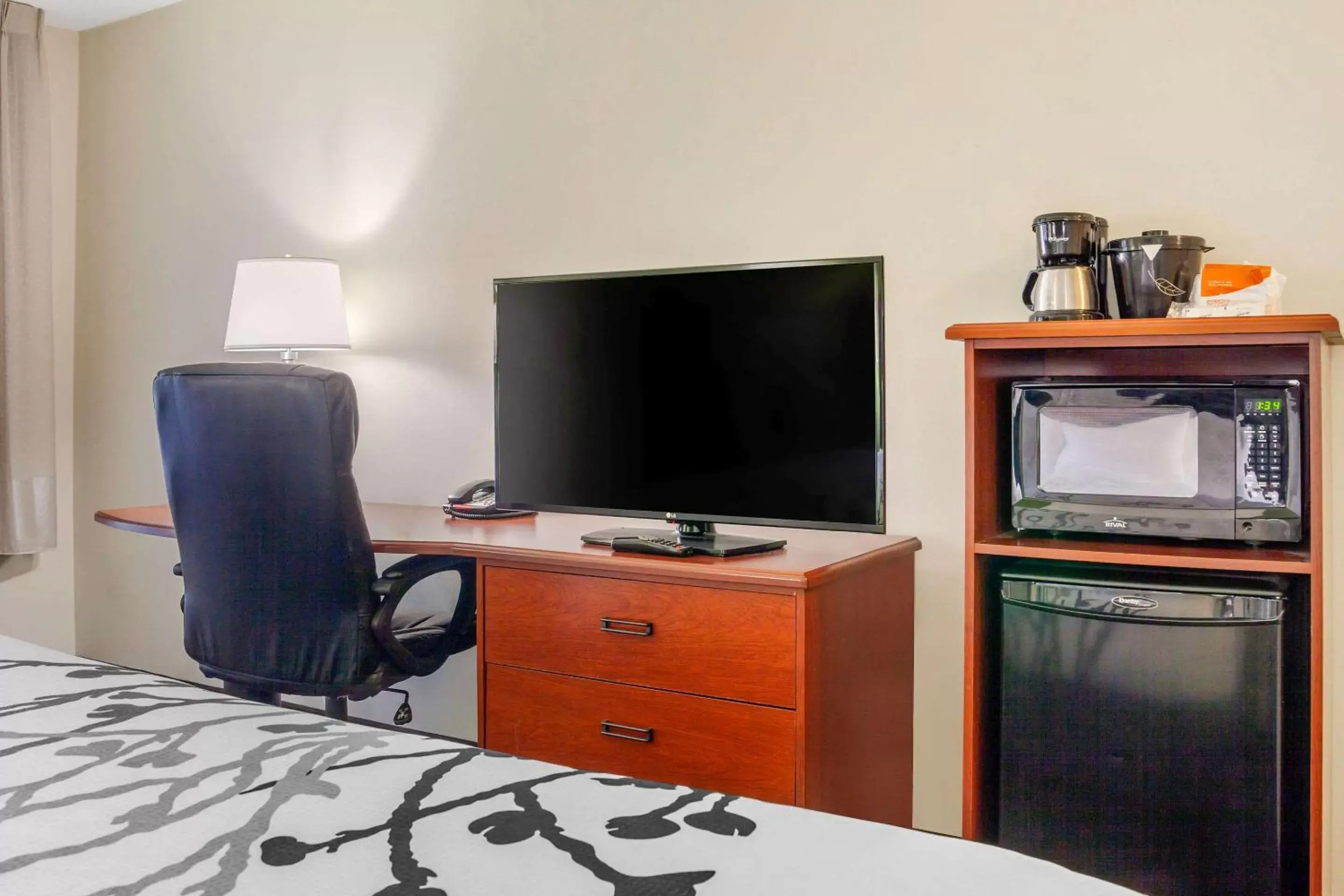 Photo of the whole room, TV/Entertainment Center in Sleep Inn & Suites Airport Milwaukee