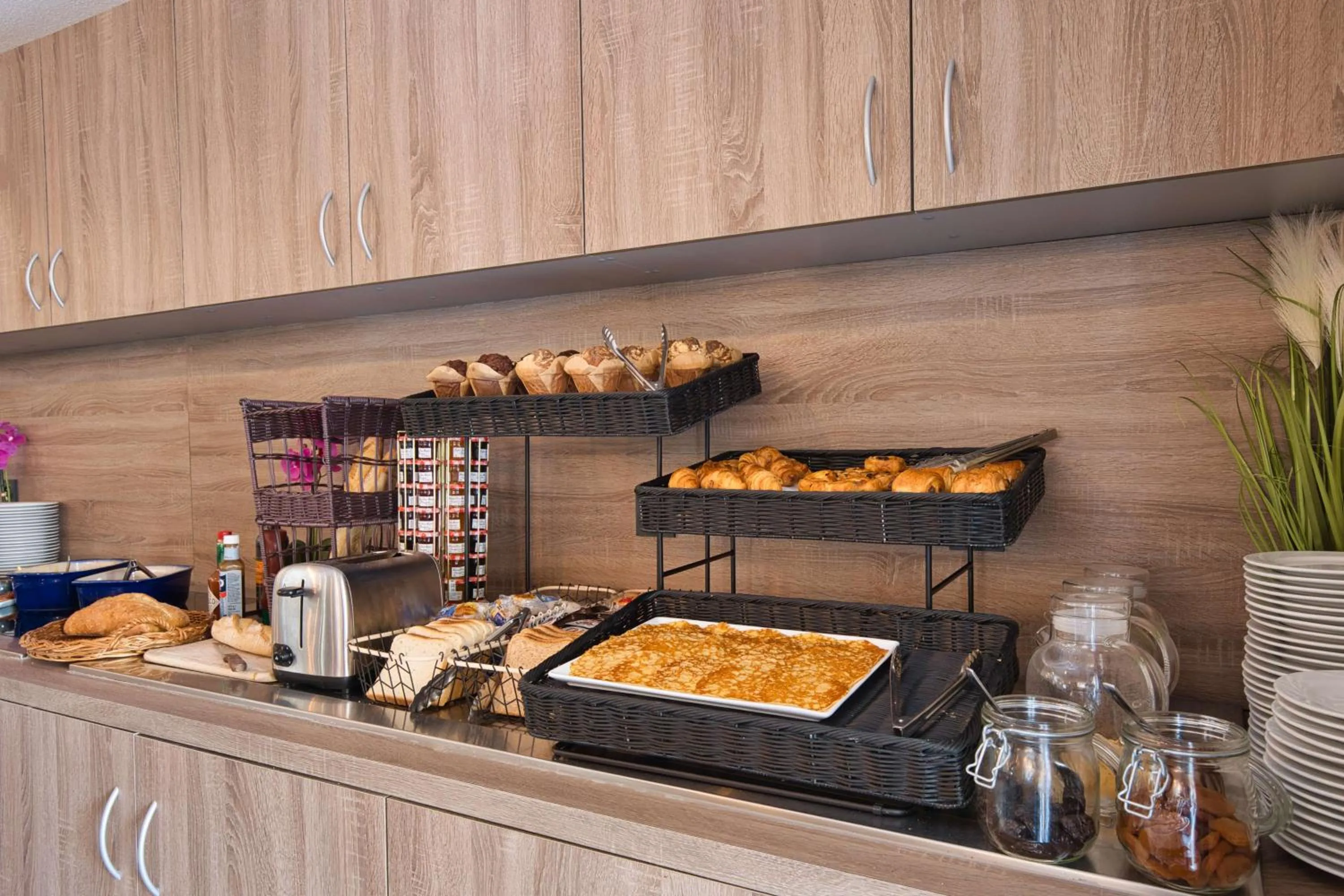 Restaurant/places to eat in Best Western Le Vauban