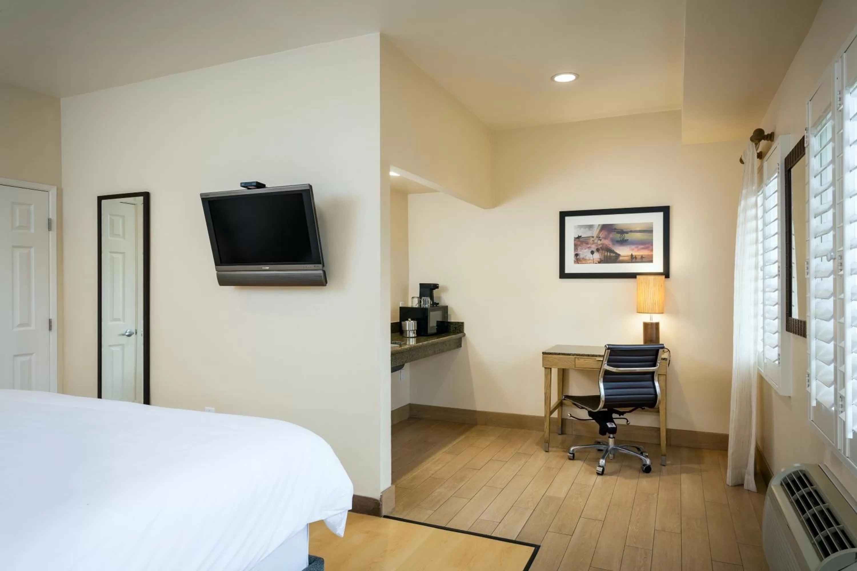 Photo of the whole room, Bed in PB Surf Beachside Inn