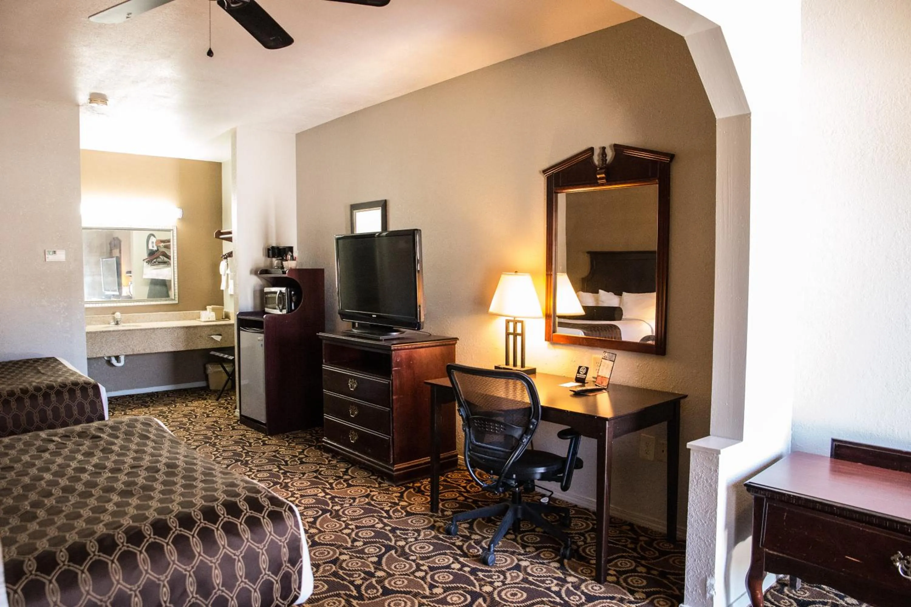 TV and multimedia in Mockingbird Inn & Suites
