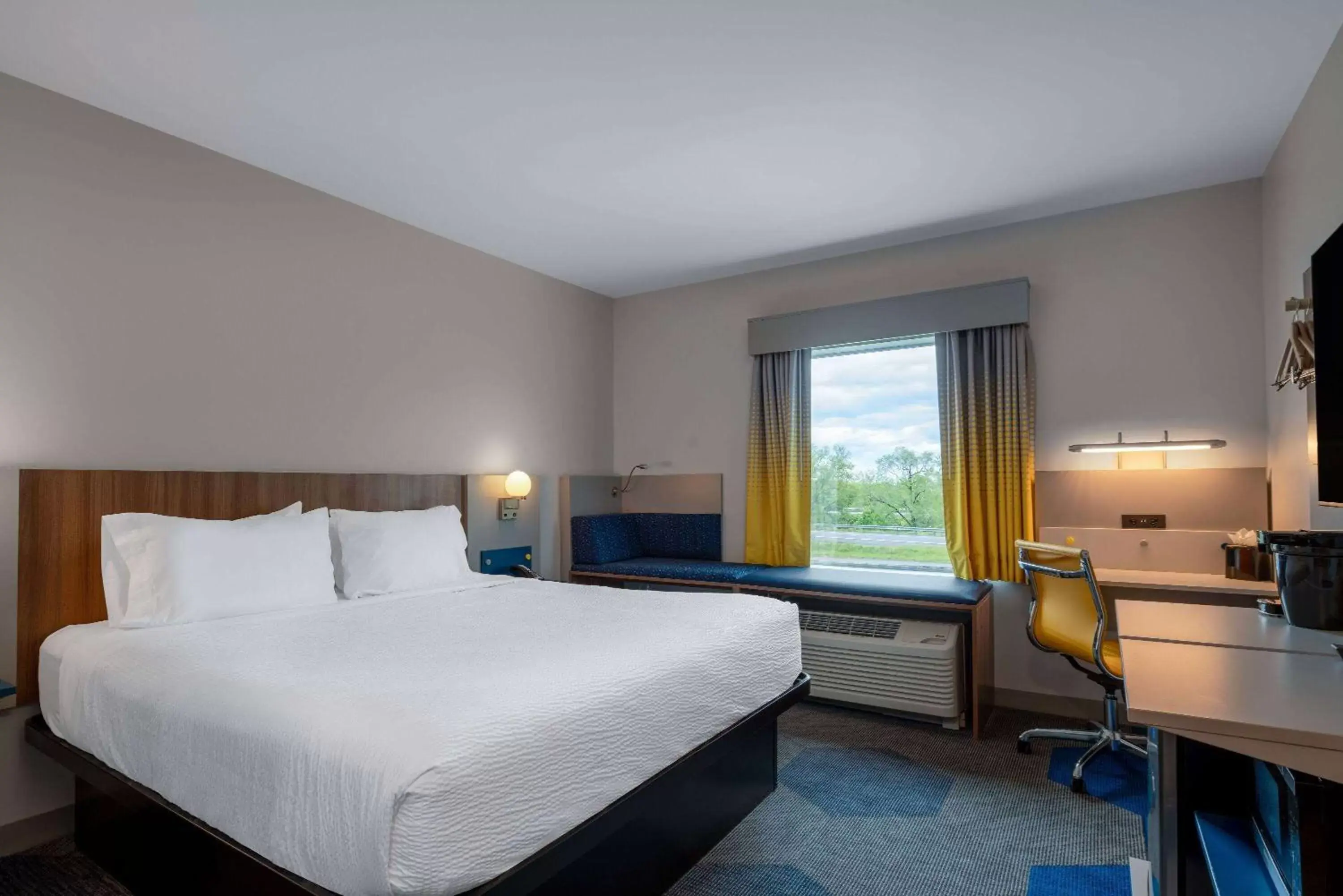 Photo of the whole room, Bed in Microtel Inn & Suites by Wyndham Winchester
