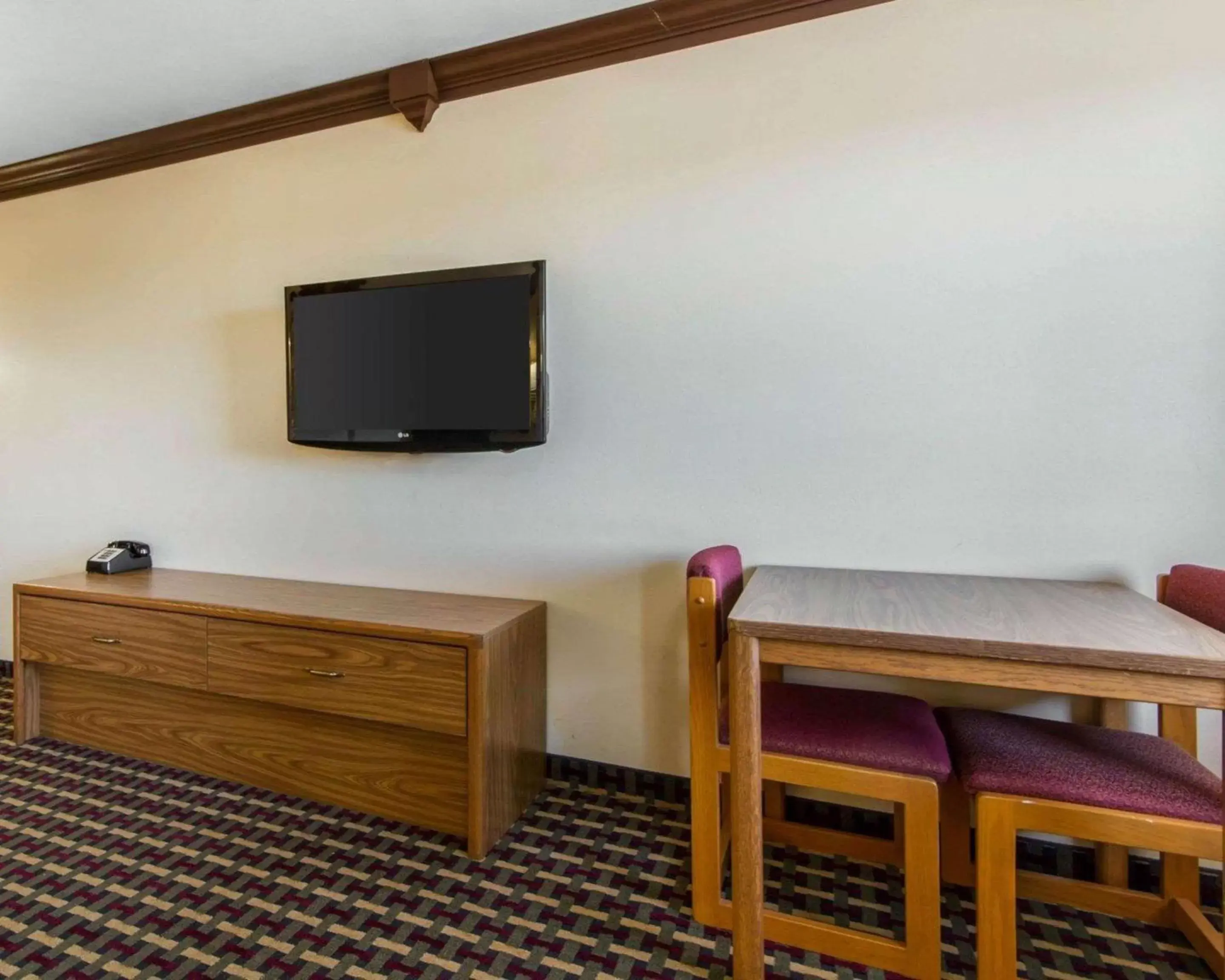 Bedroom, TV/Entertainment Center in Econo Lodge Madison