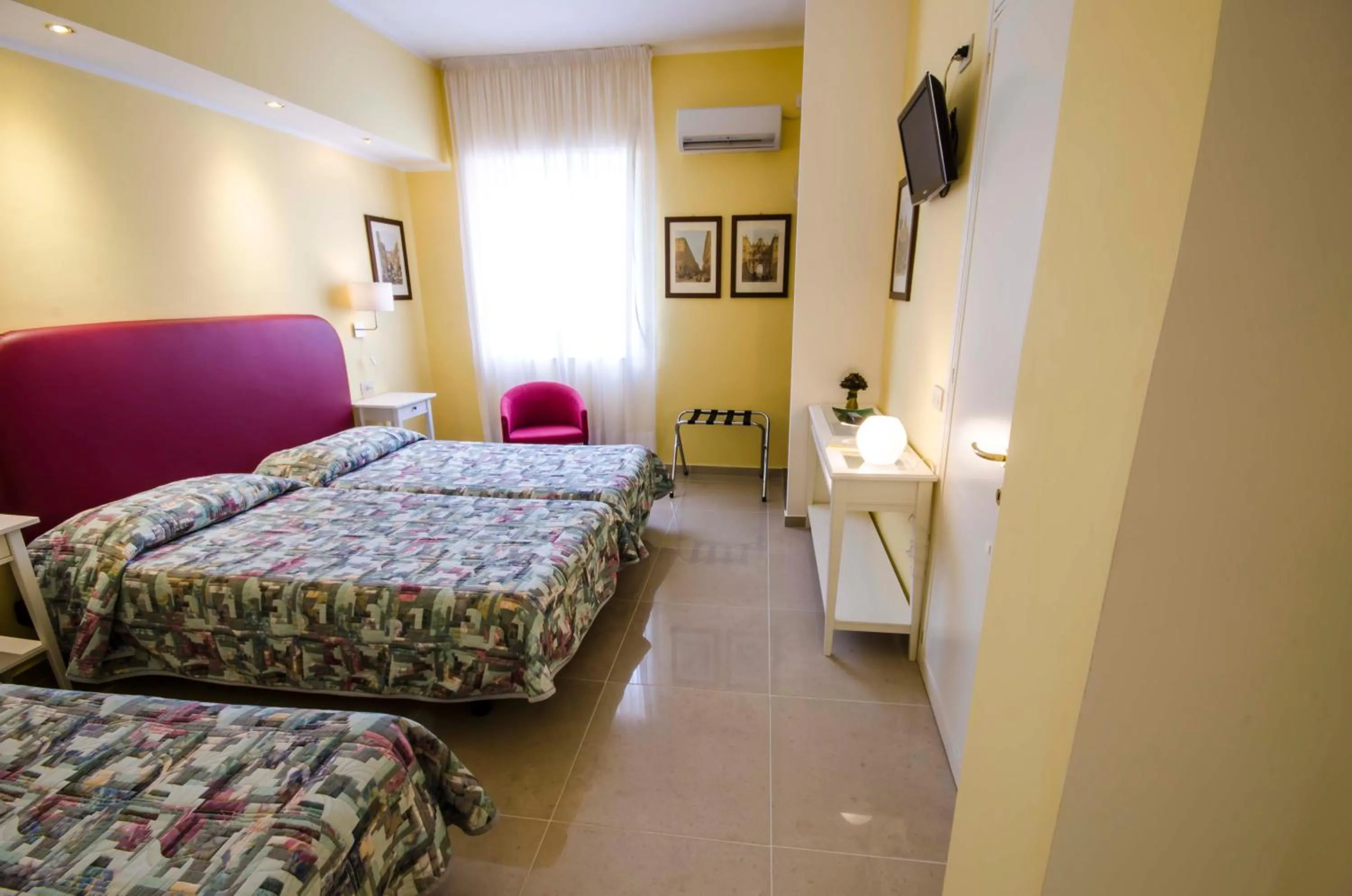 Photo of the whole room, Bed in Hotel Tarconte