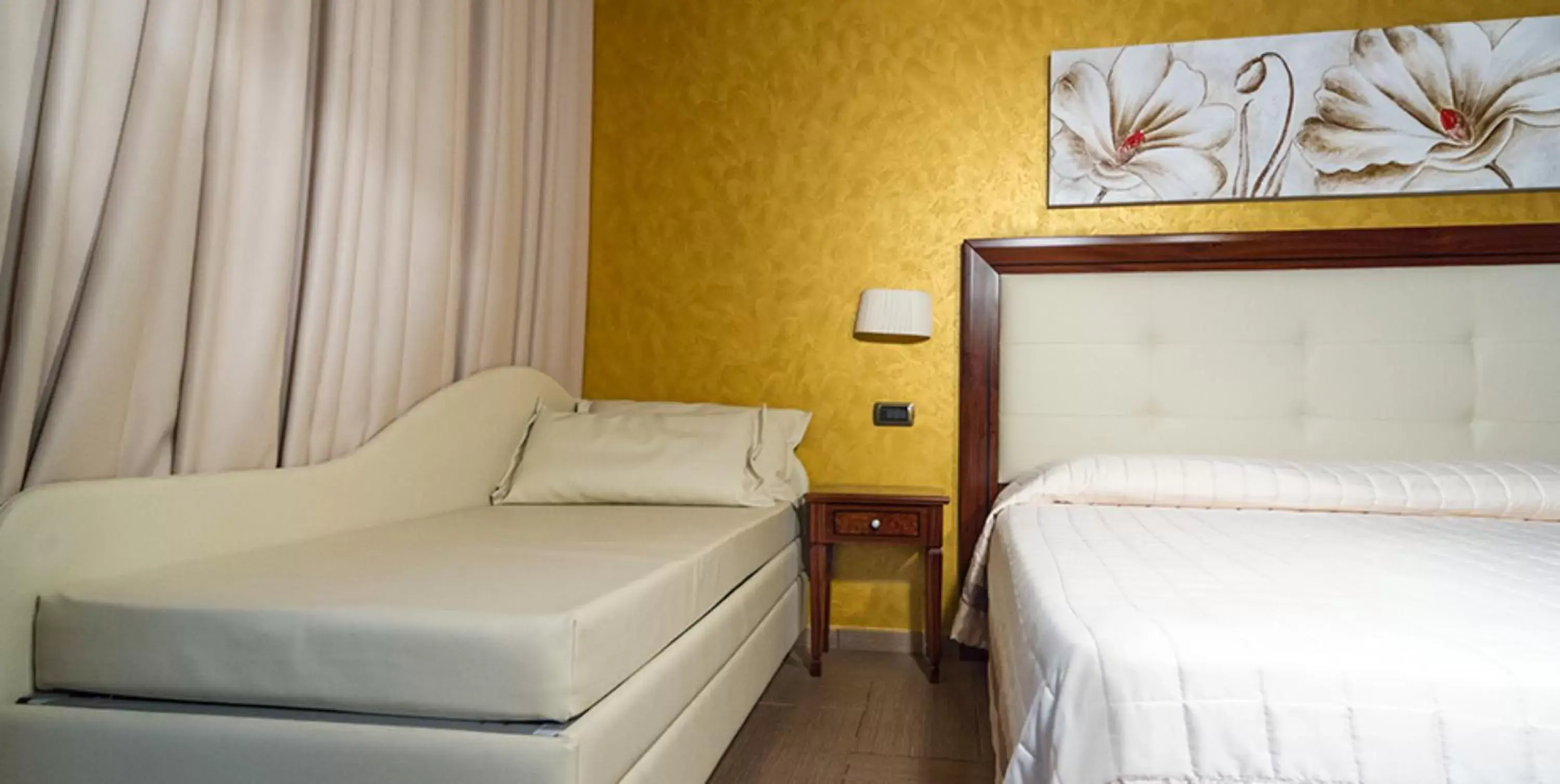 Bedroom, Bed in Hotel Flora