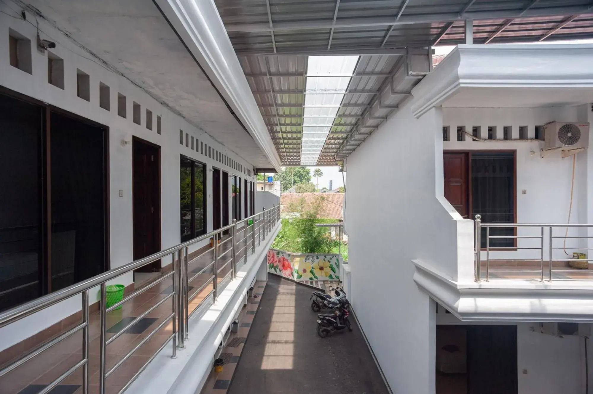 Balcony/Terrace in RedDoorz Syariah near Taman Air Mancur Bogor