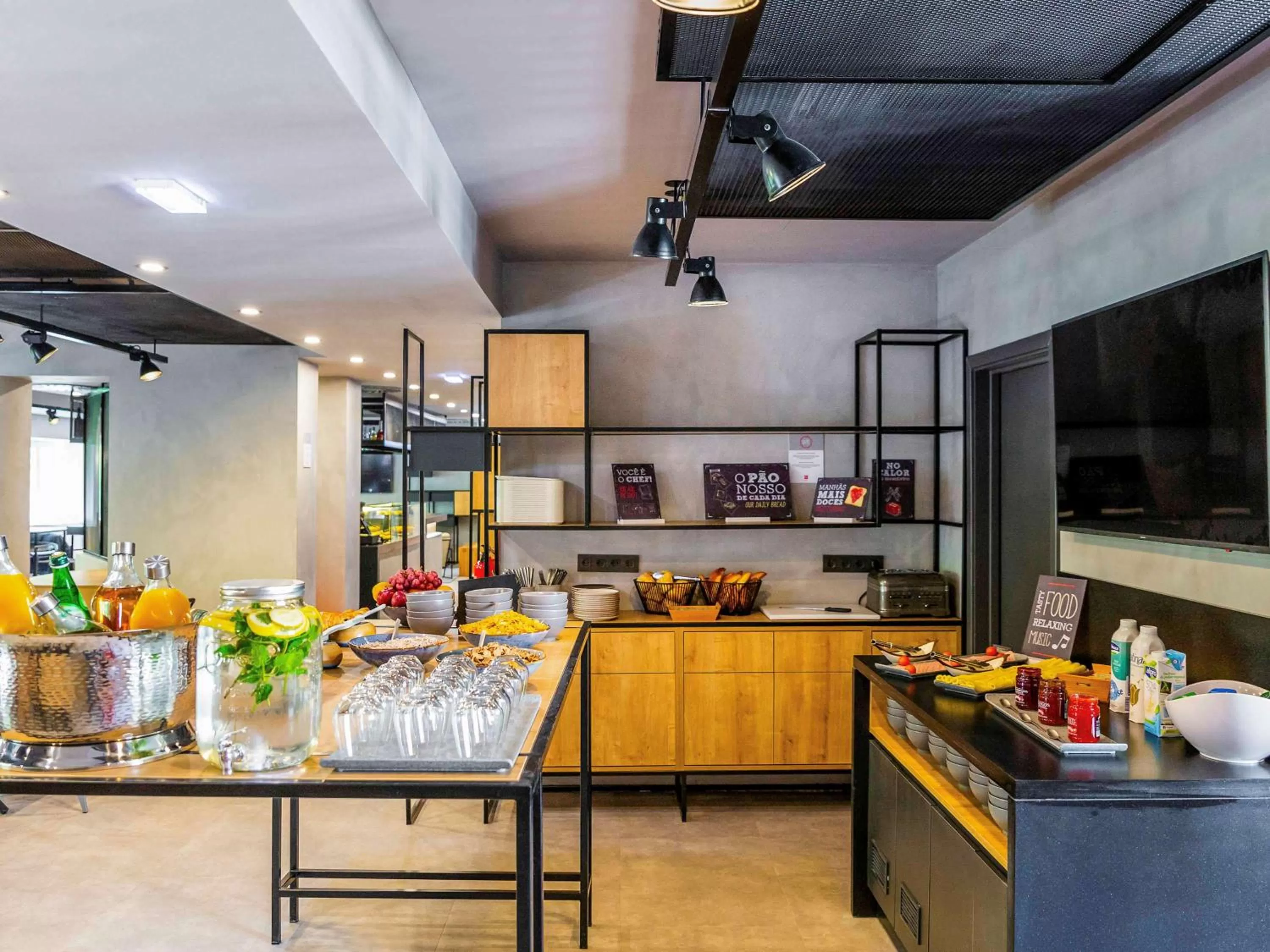 Restaurant/places to eat in ibis Porto Centro Mercado Bolhao