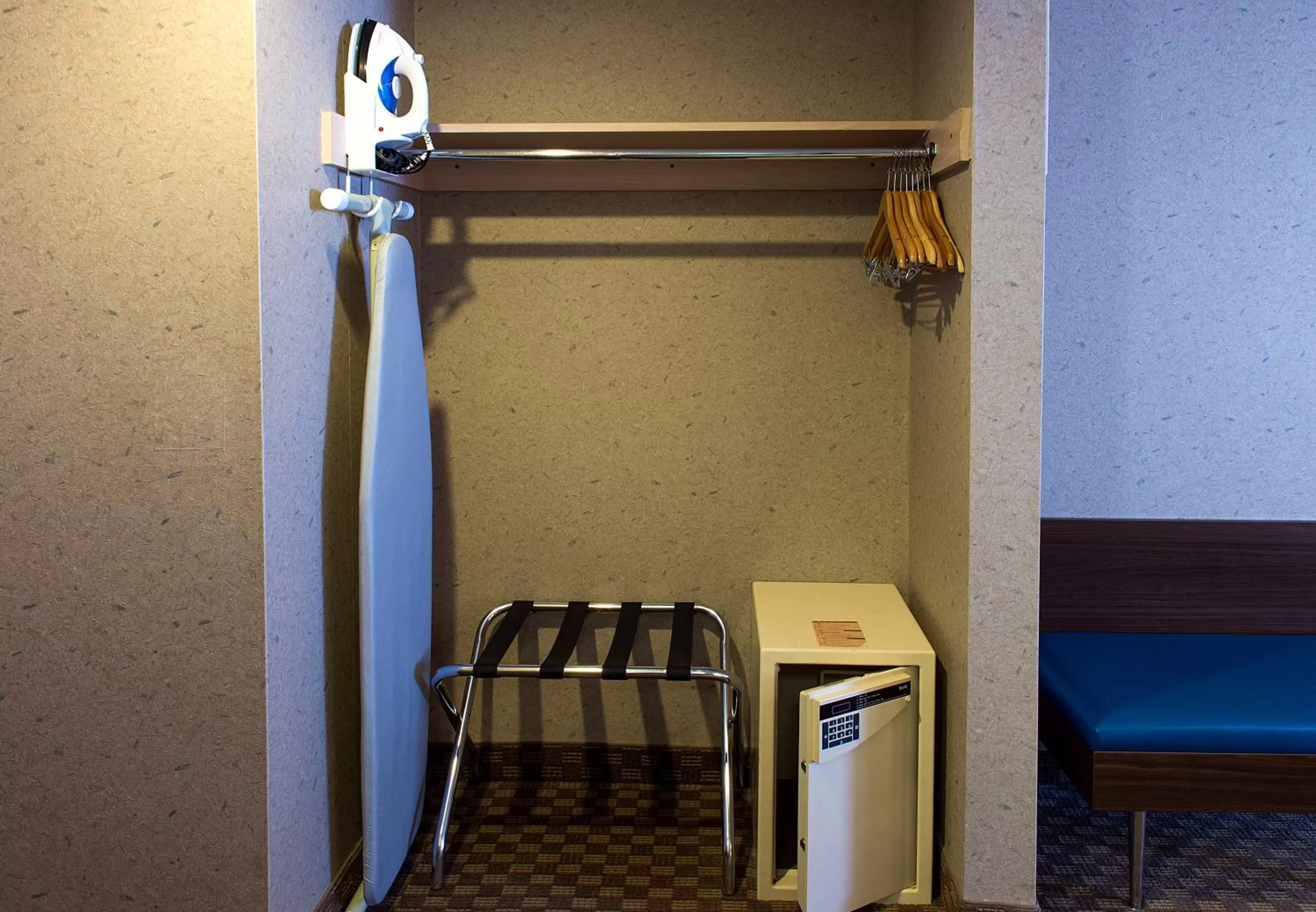 furniture in Howard Johnson Plaza by Wyndham by the Falls Niagara Falls