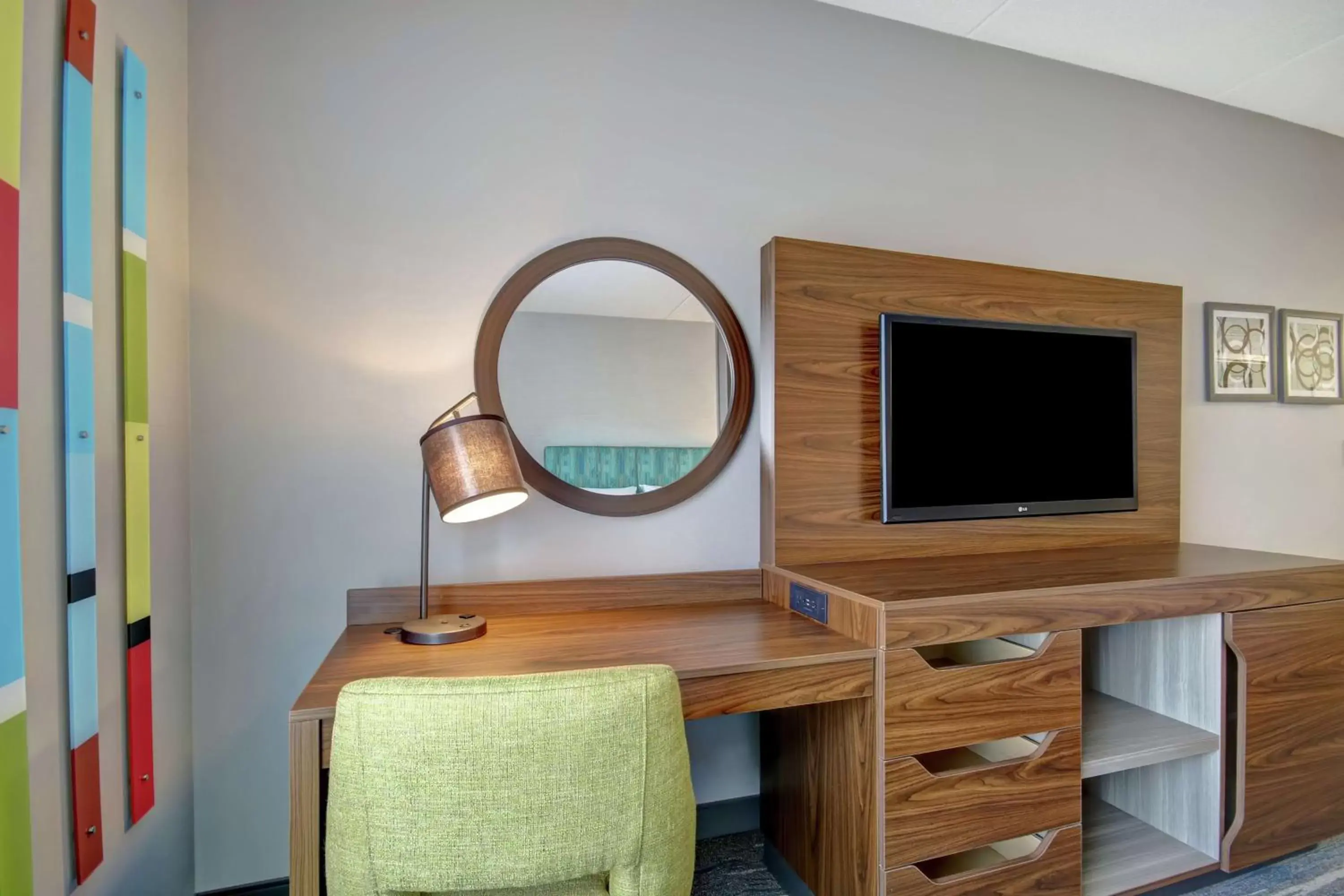 Bedroom, TV/Entertainment Center in Hampton Inn By Hilton & Suites Guelph, Ontario, Canada