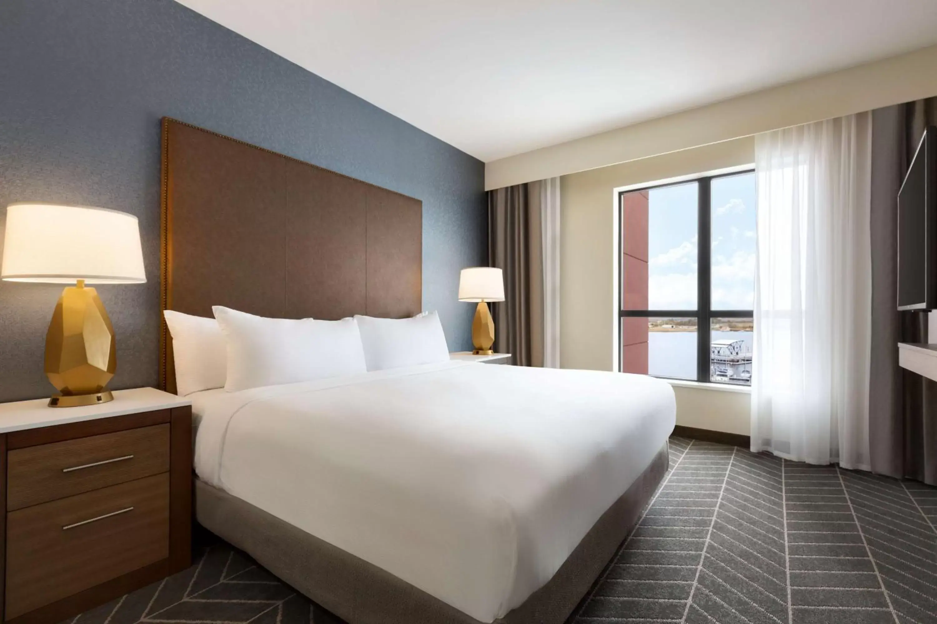 Bedroom, Bed in Embassy Suites By Hilton Wilmington Riverfront