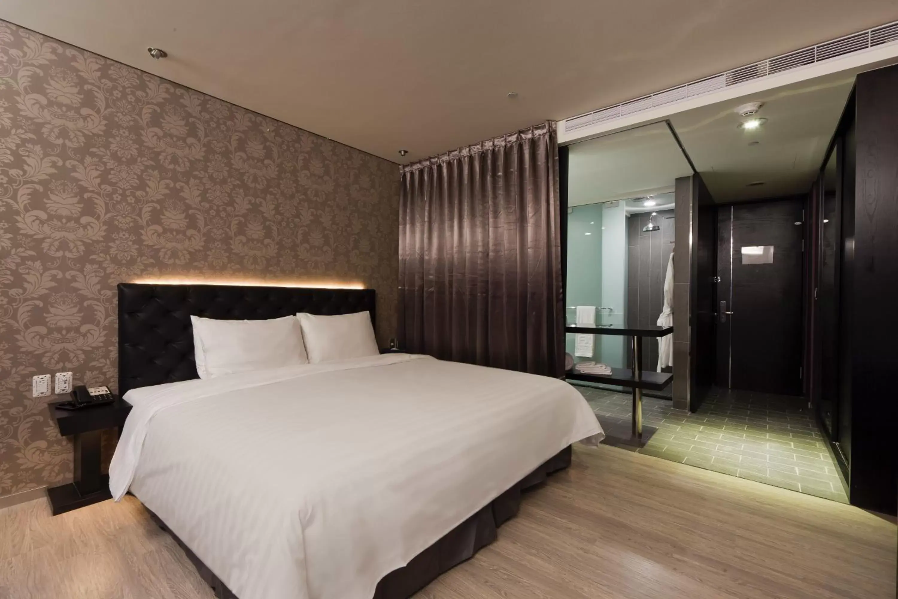 Photo of the whole room, Bed in FX Hotel Taipei Nanjing East Road Branch