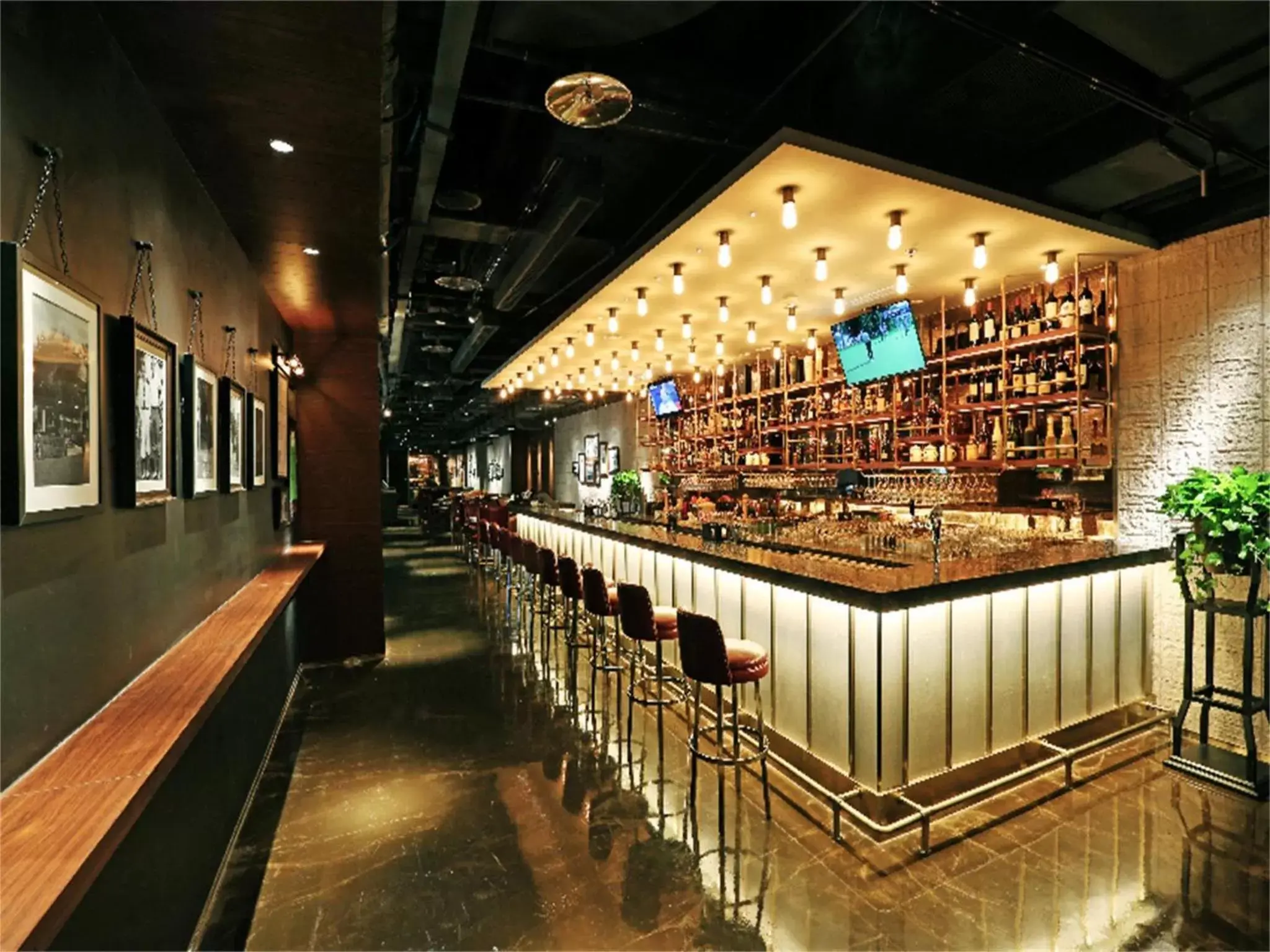 Lounge or bar in Shangri-La Dalian