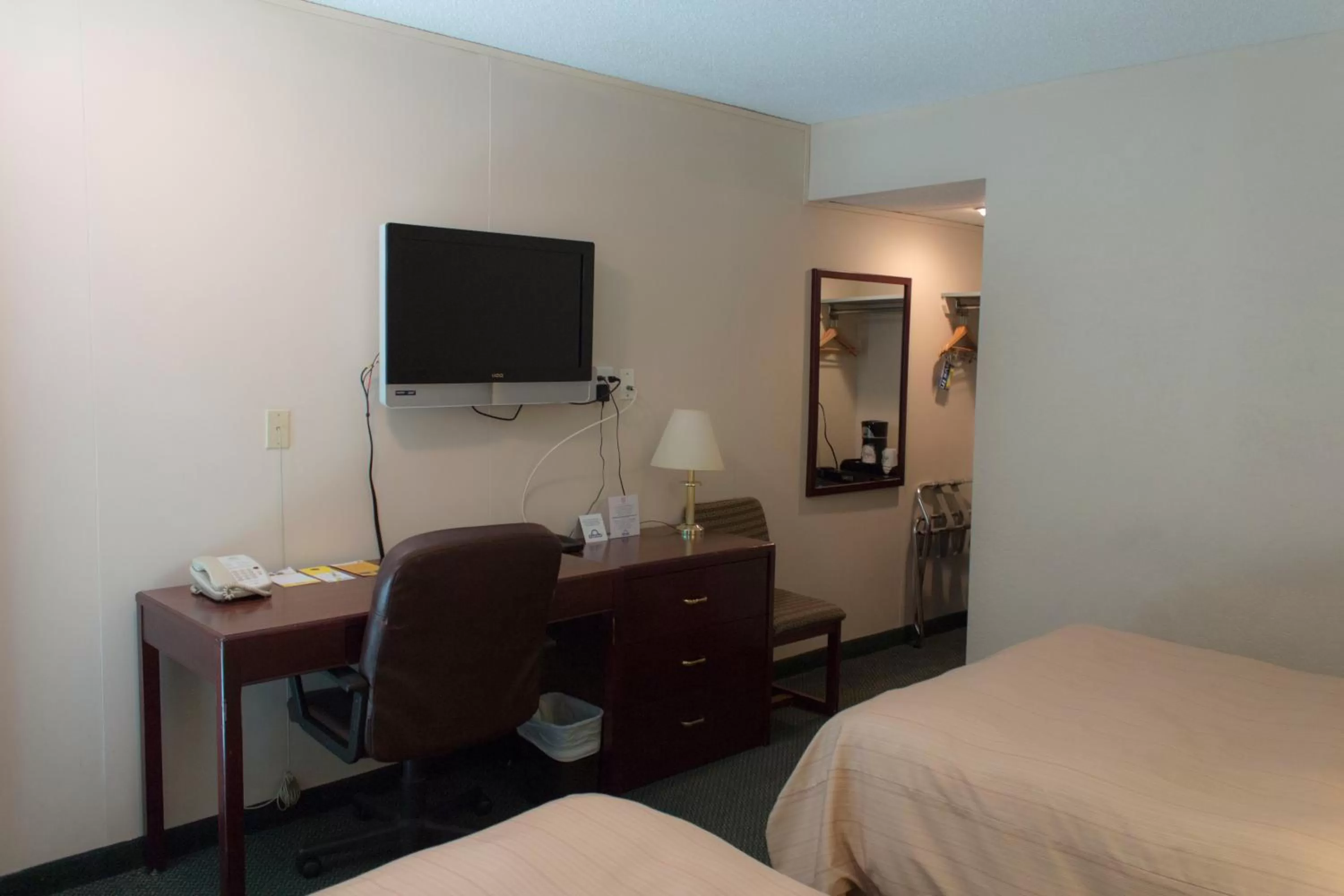 TV and multimedia, Bed in Days Inn by Wyndham Lethbridge