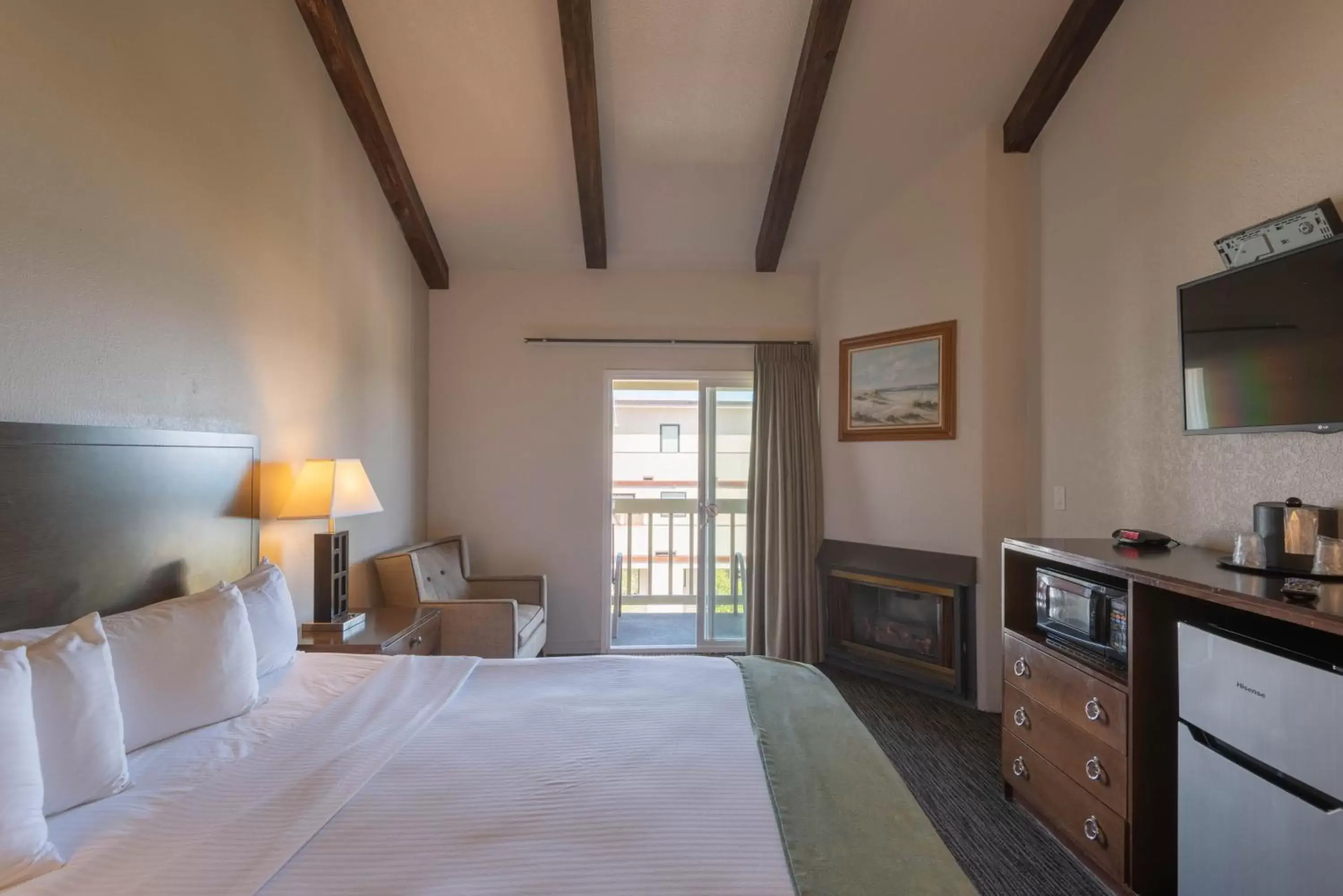 Photo of the whole room, Bed in Cannery Row Inn