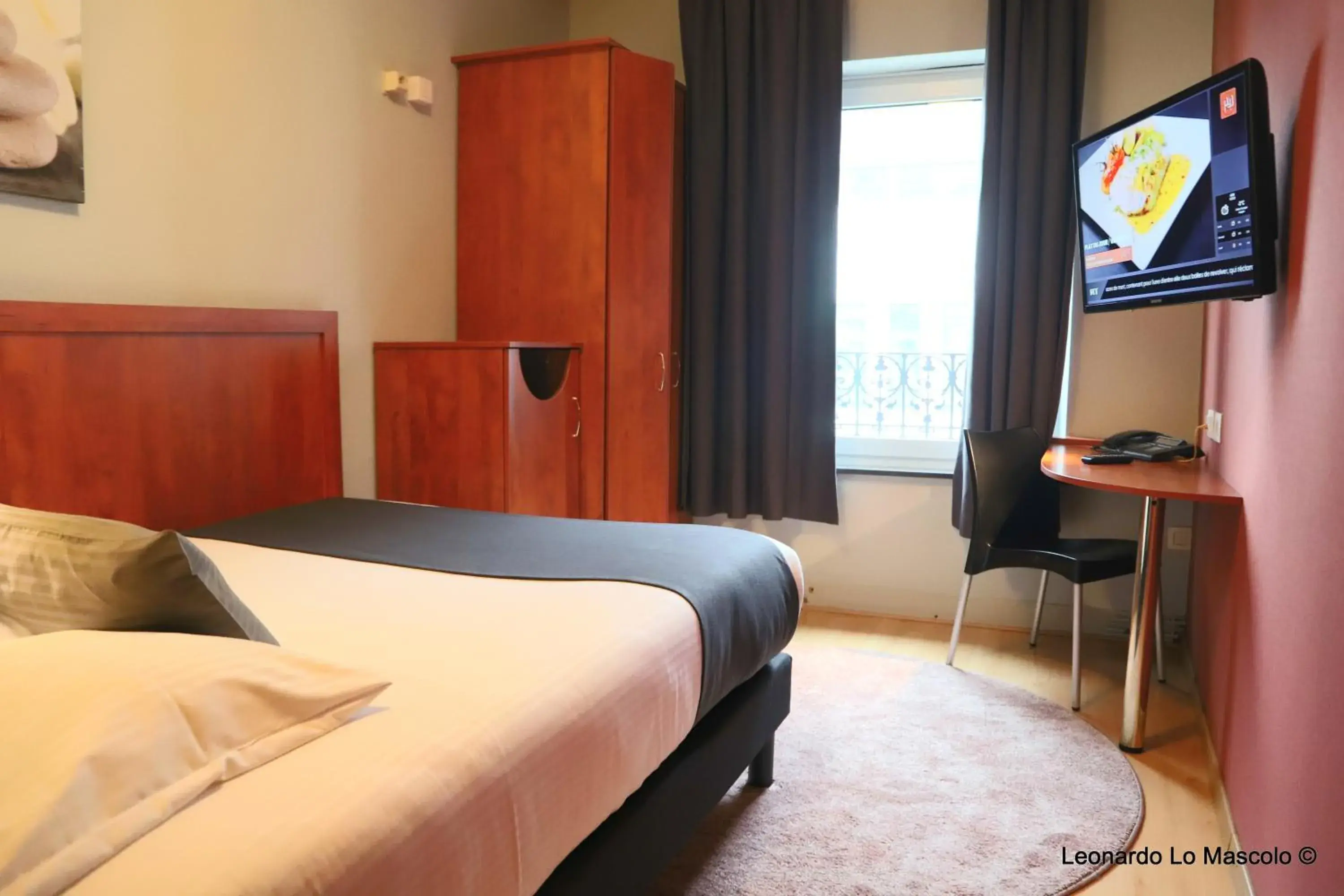 Bed, TV/Entertainment Center in Univers Hotel Liege-Guillemins