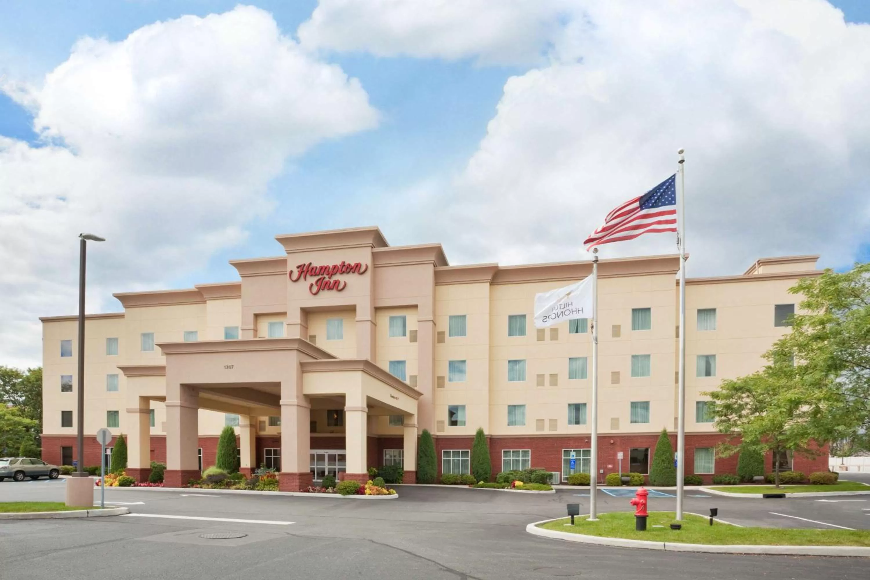 Property building in Hampton Inn Kingston