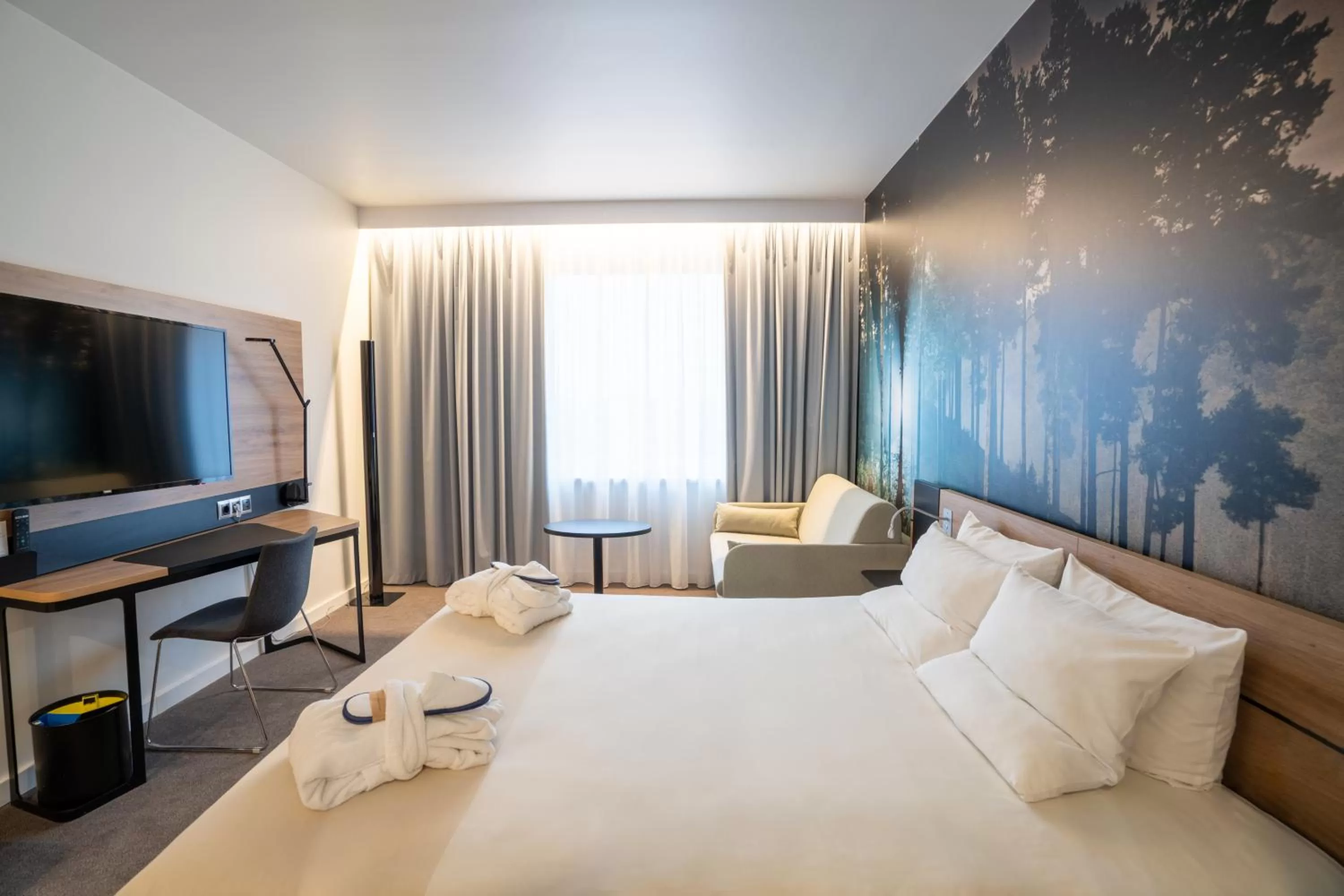 Property building, Bed in Novotel Vilnius Centre