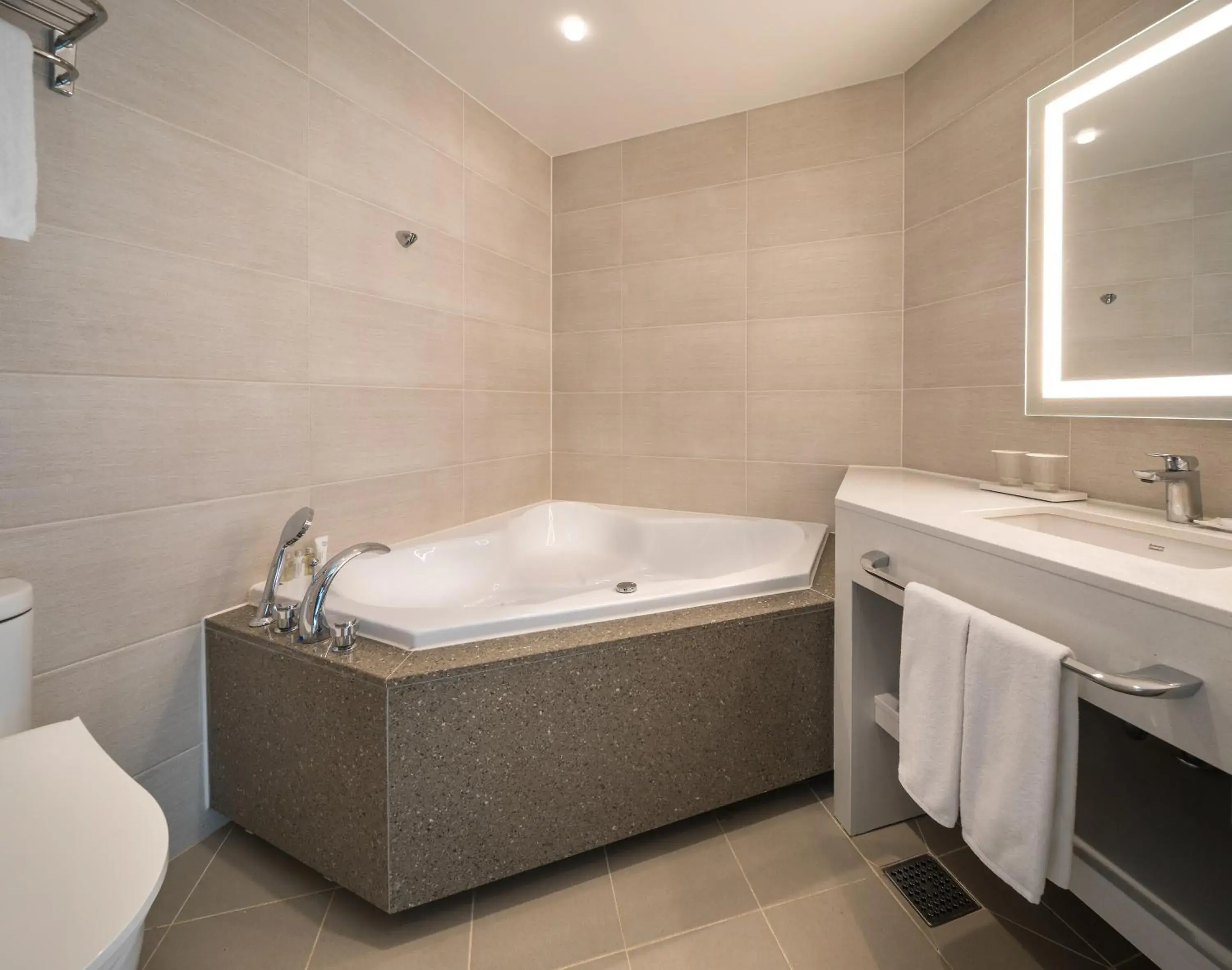 Hot Tub, Bathroom in Grab The Ocean Songdo