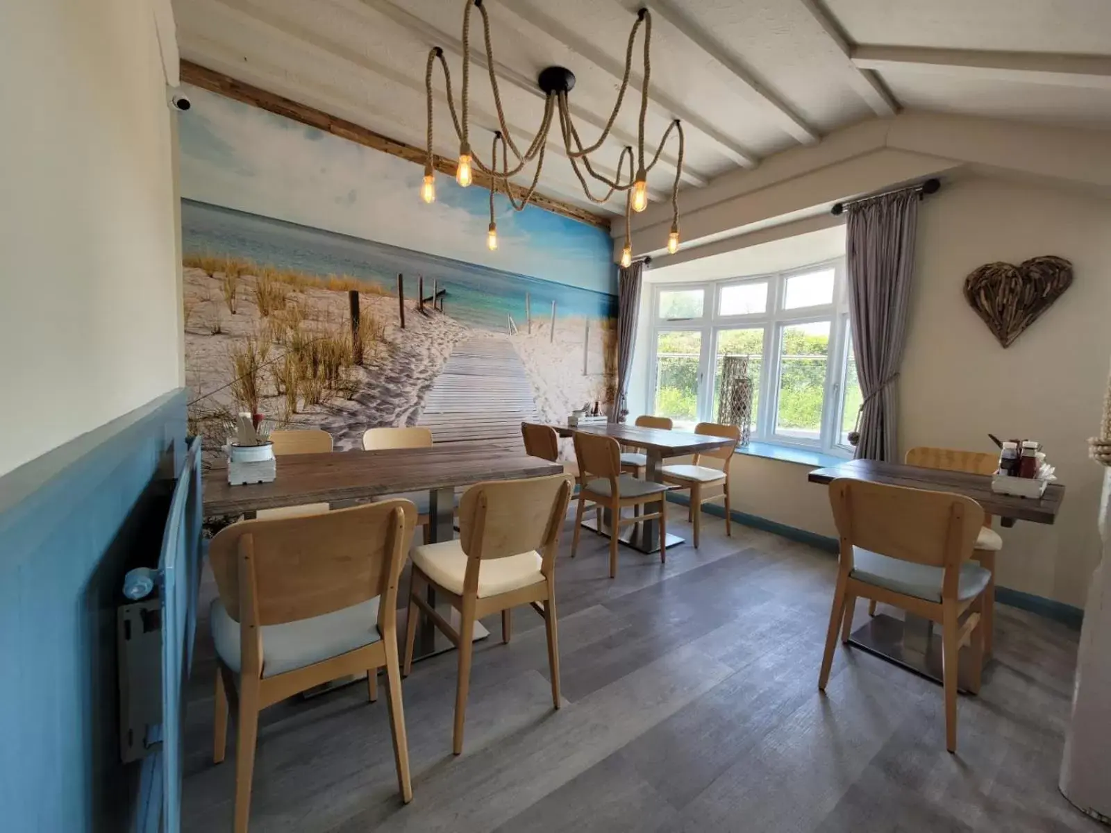 Lounge or bar, Restaurant/Places to Eat in South Sands Hotel