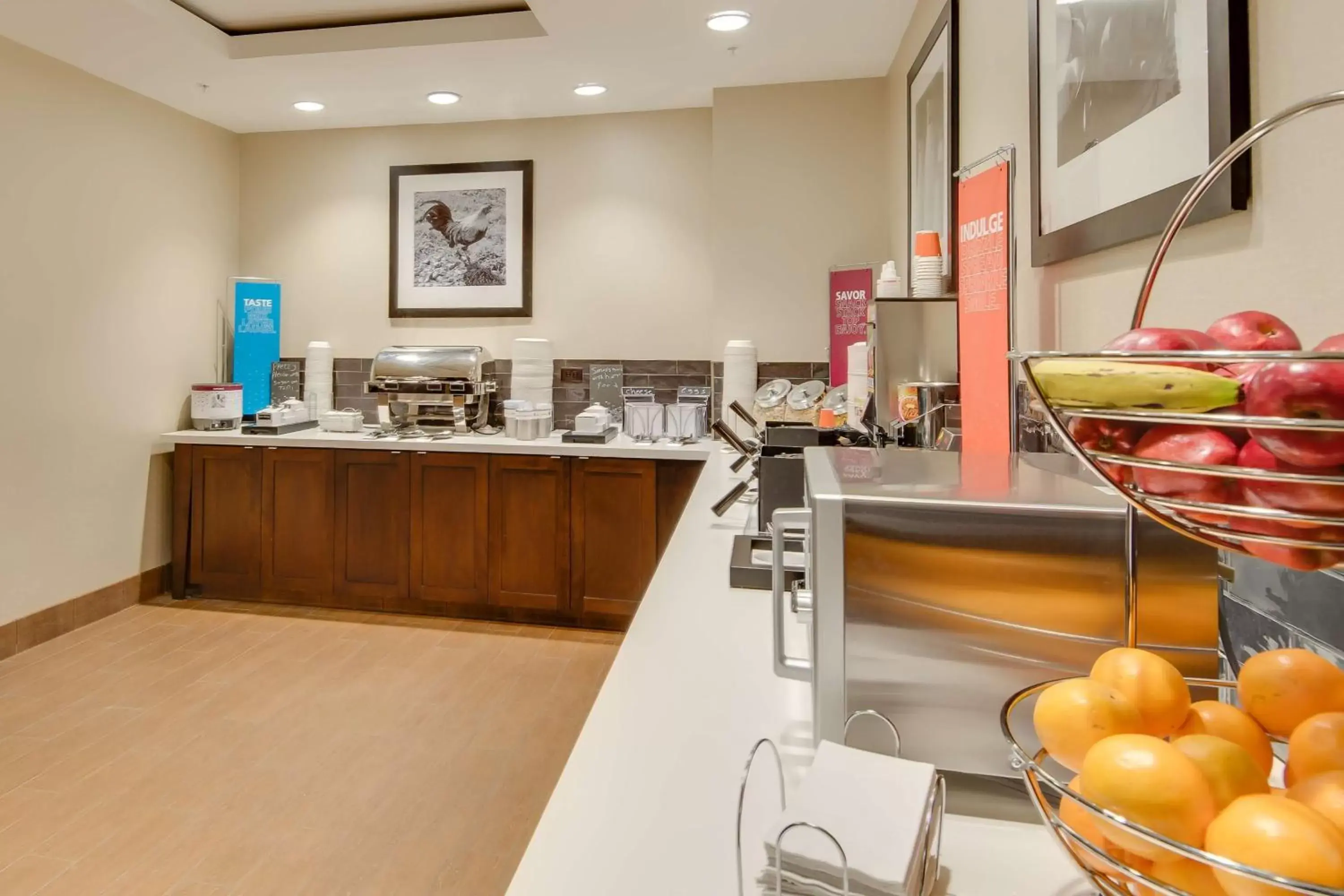 Dining area, Food in Hampton Inn & Suites Los Angeles - Glendale