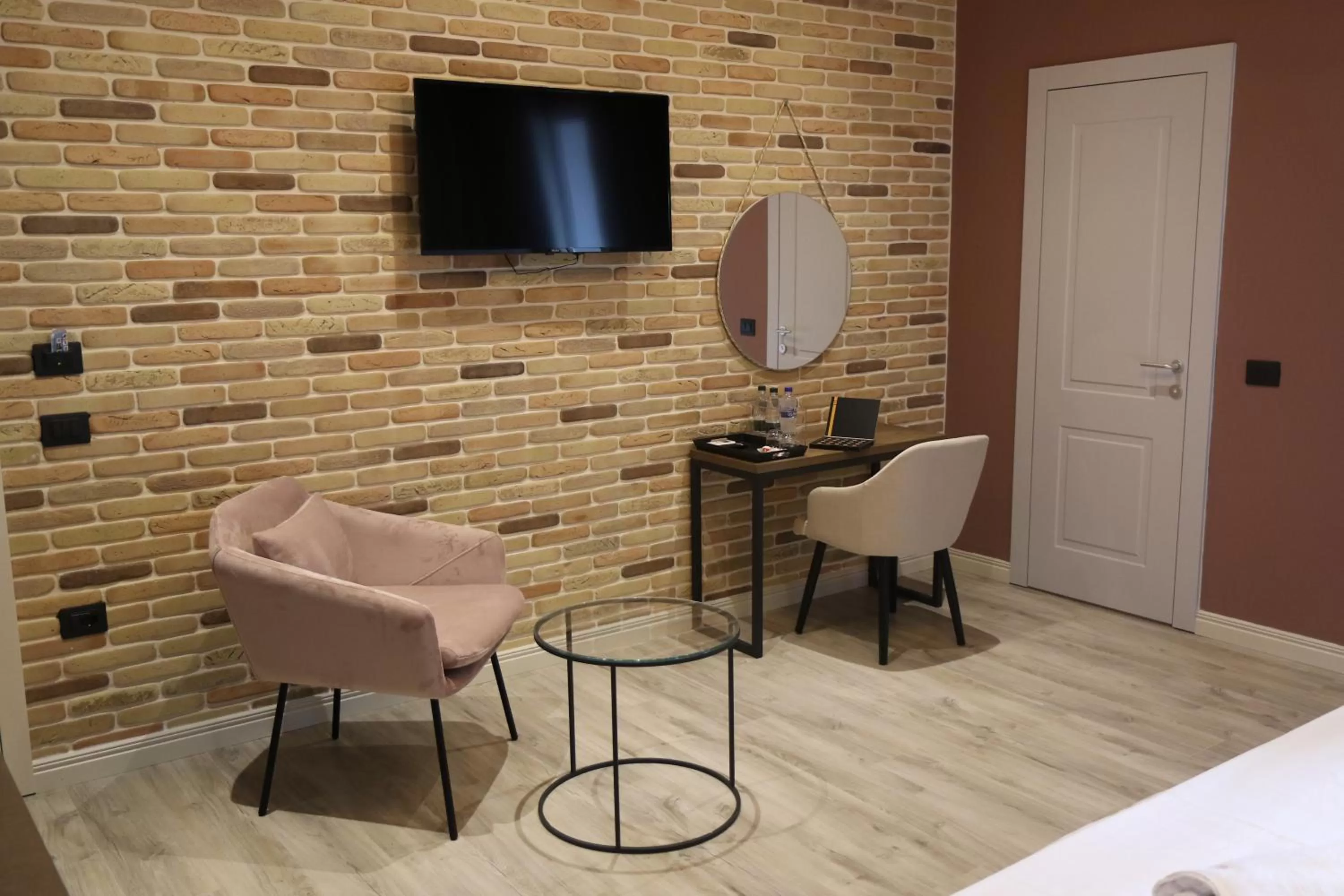 TV and multimedia in Ardenica Boutique Hotel