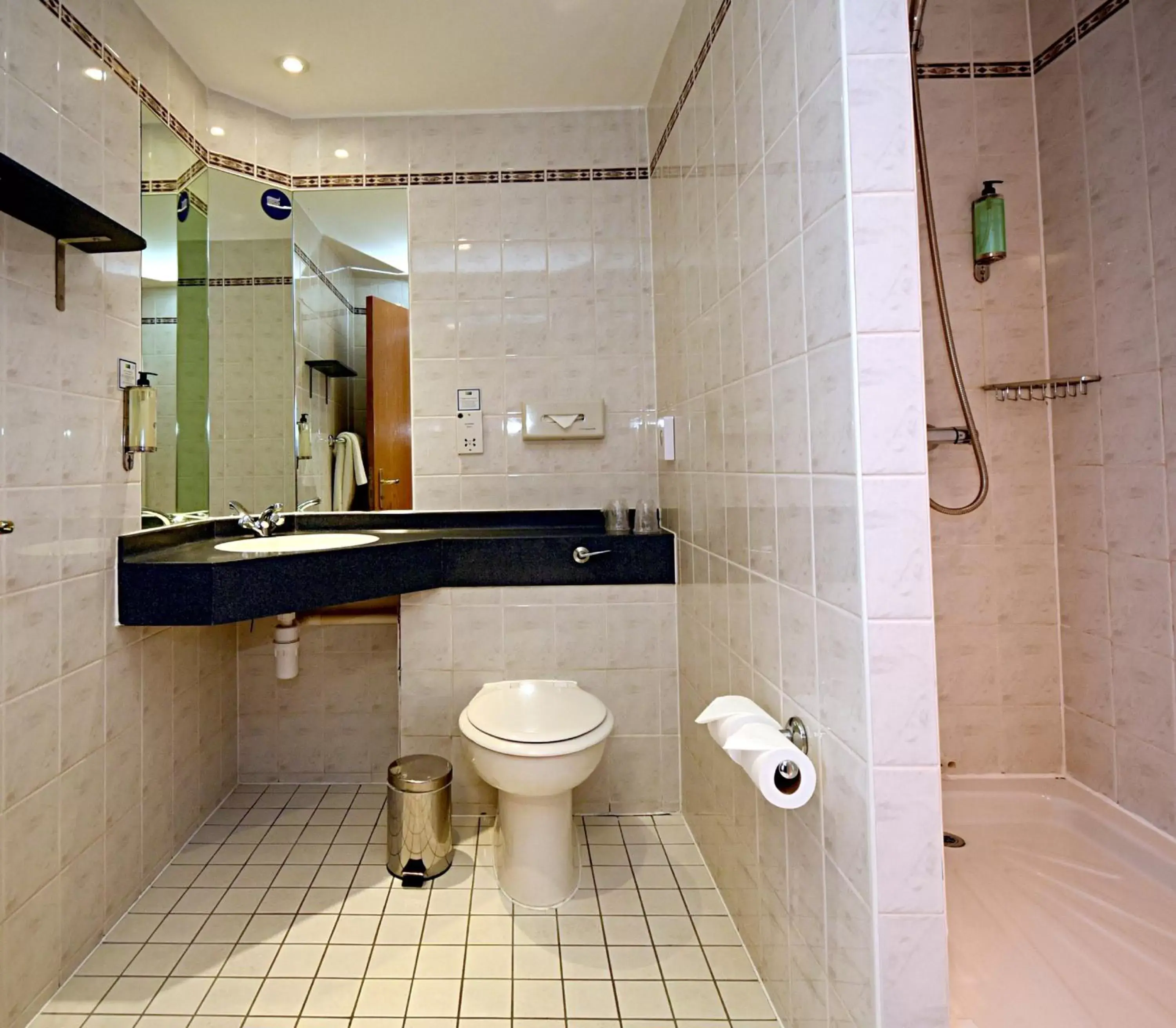 Photo of the whole room, Bathroom in Holiday Inn Express Liverpool-Albert Dock, an IHG Hotel