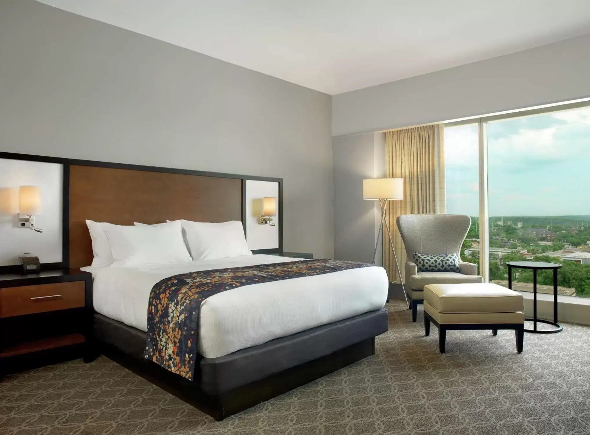 Bed in DoubleTree by Hilton Hotel Cedar Rapids Convention Complex