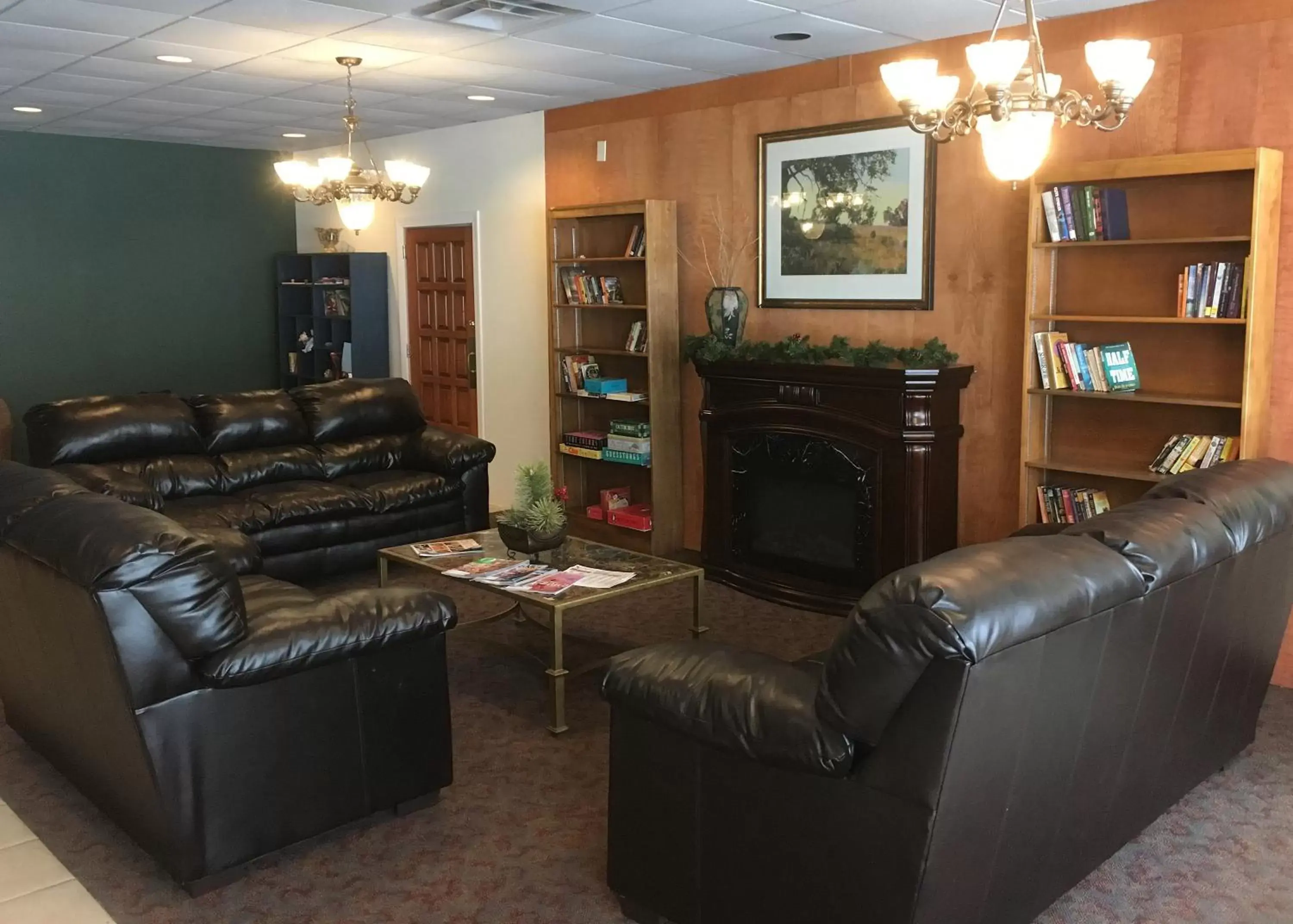 Communal lounge/ TV room, Lobby/Reception in Cascades Inn