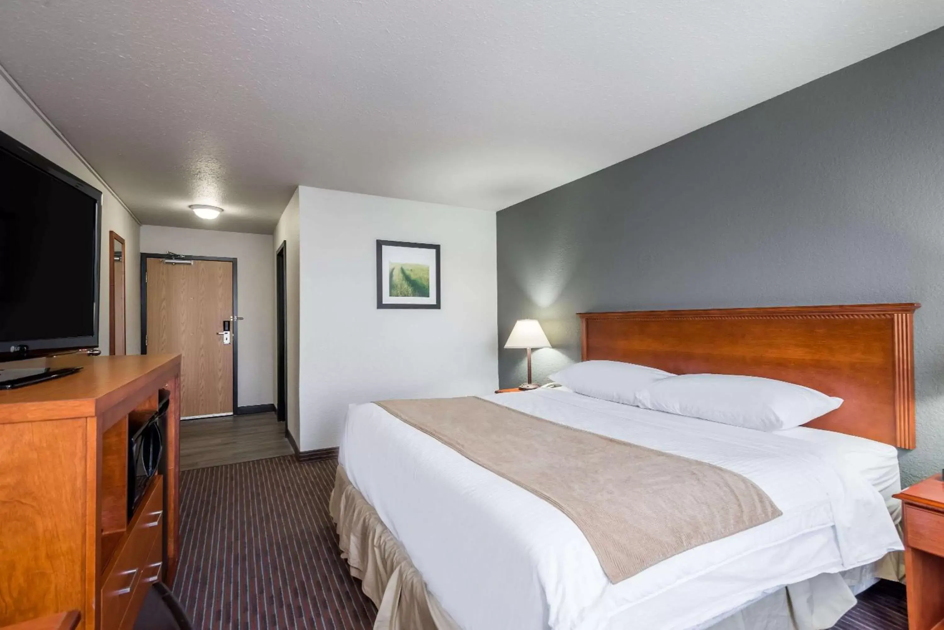 Photo of the whole room, Bed in Super 8 by Wyndham Grande Prairie