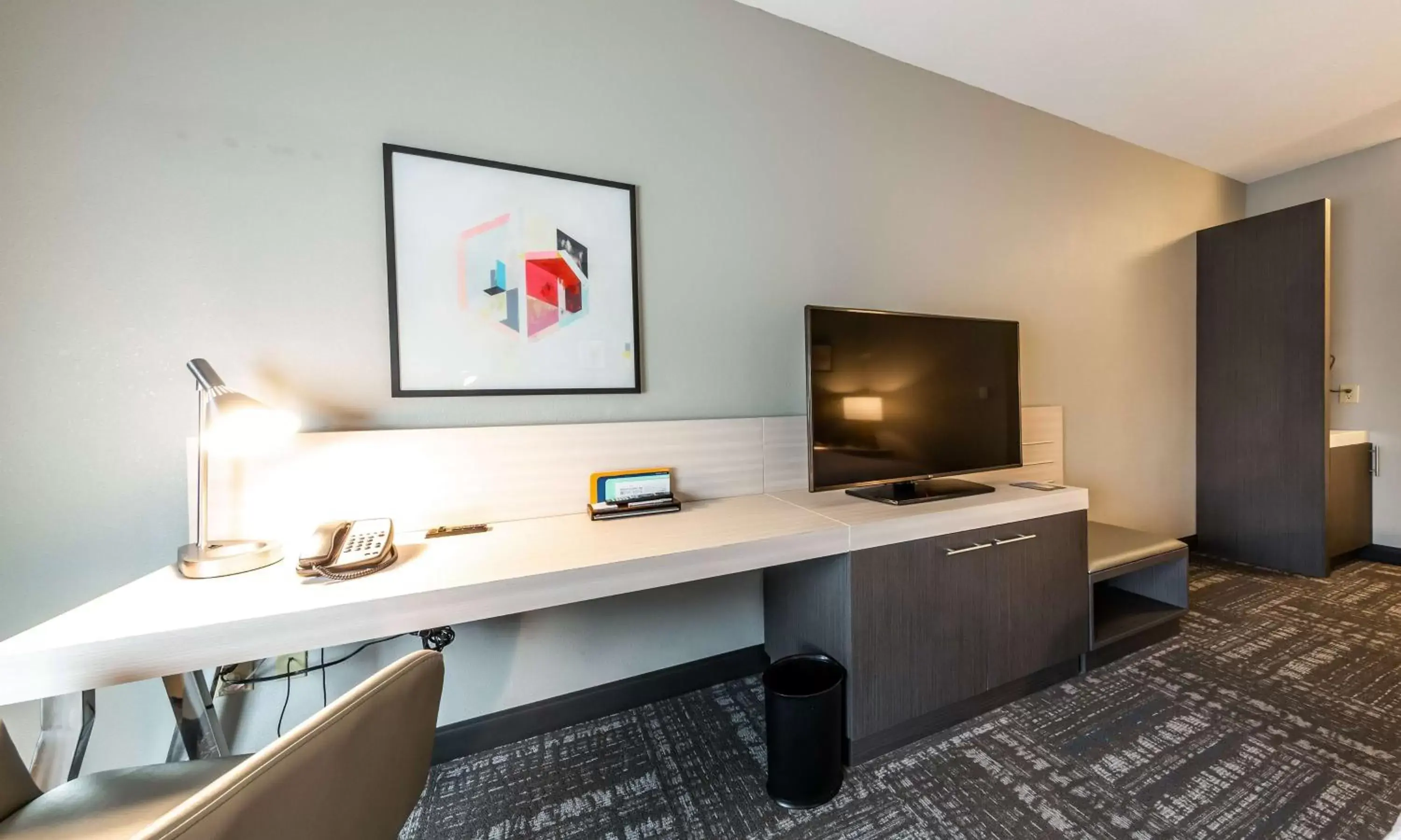 Bedroom, TV/Entertainment Center in Hilton Garden Inn Beaumont