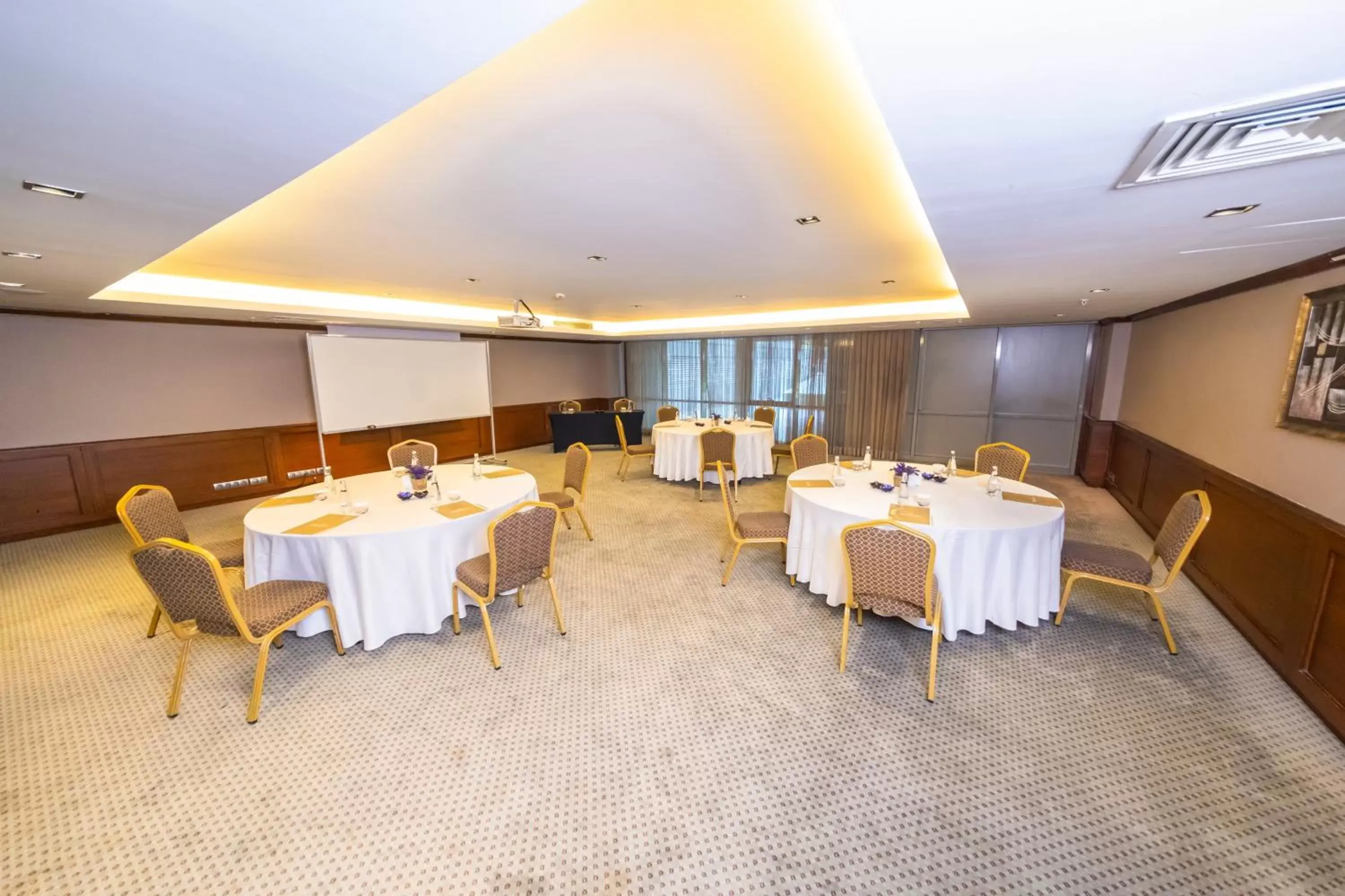 Meeting/conference room, Restaurant/Places to Eat in Miracle Istanbul Asia Airport Hotel & Spa