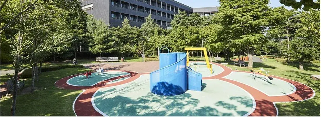 Children play ground, Swimming Pool in Rolling Hills Hotel