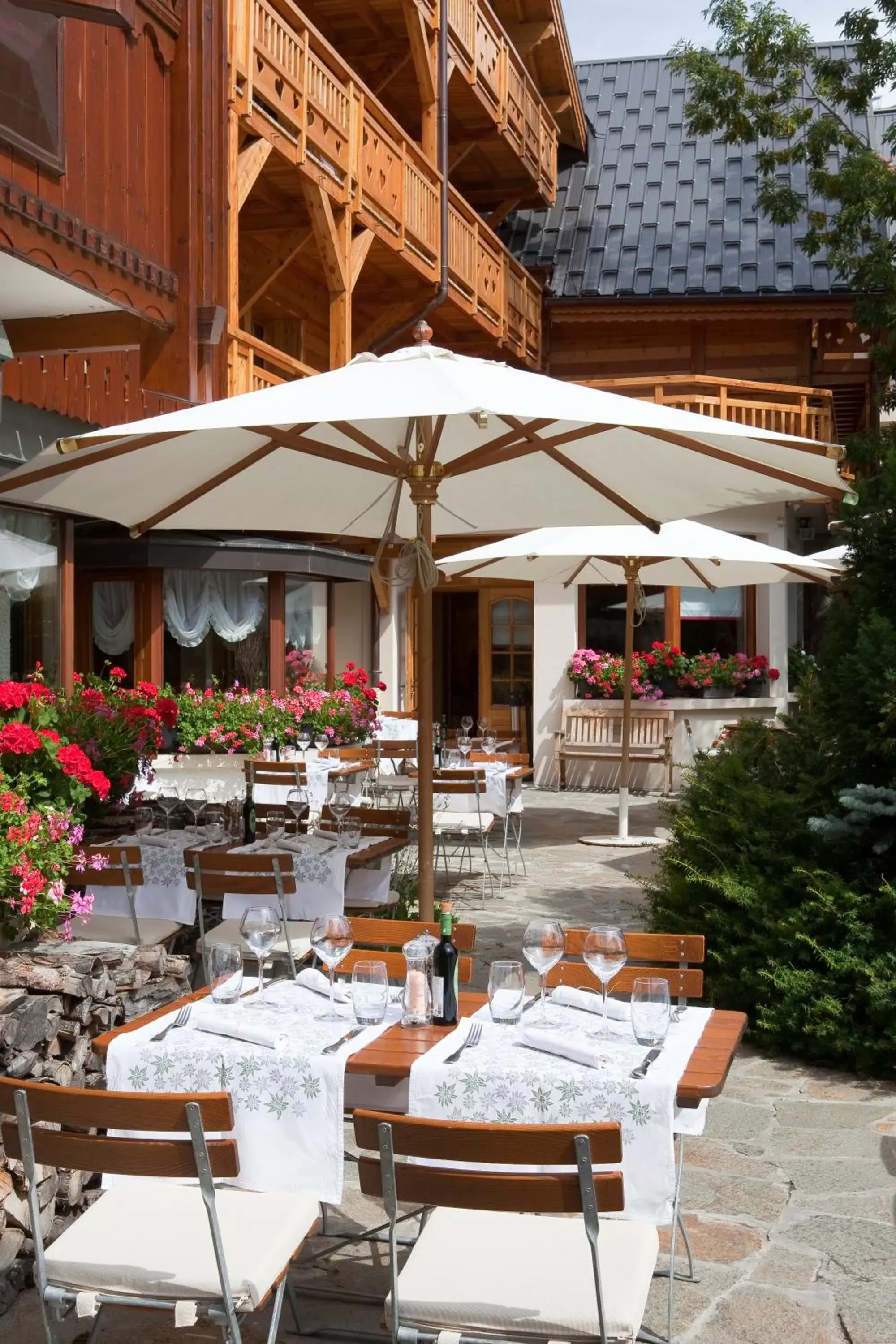 Restaurant/Places to Eat in Chalet Mounier