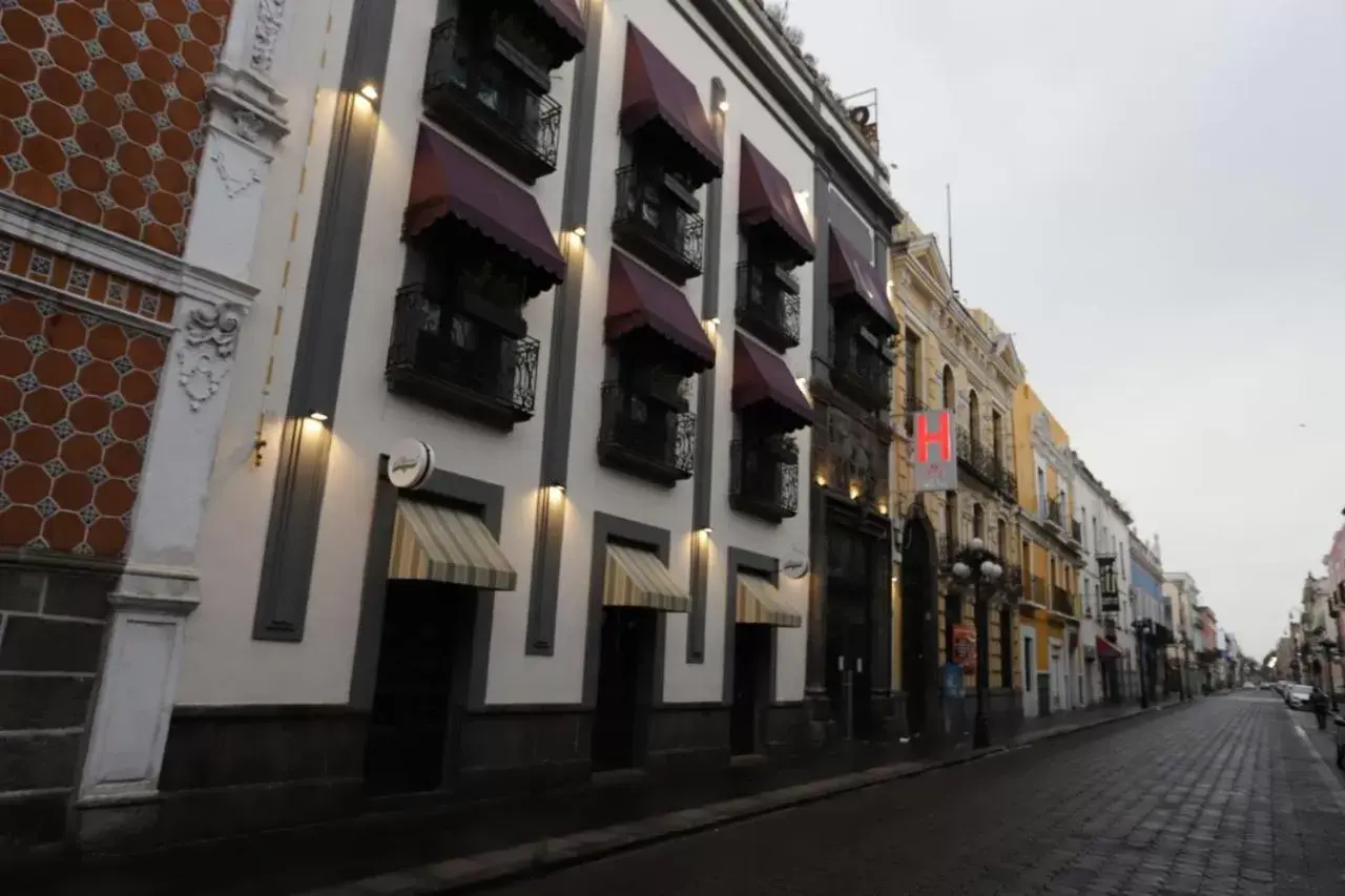 Property Building in Hotel Isabel