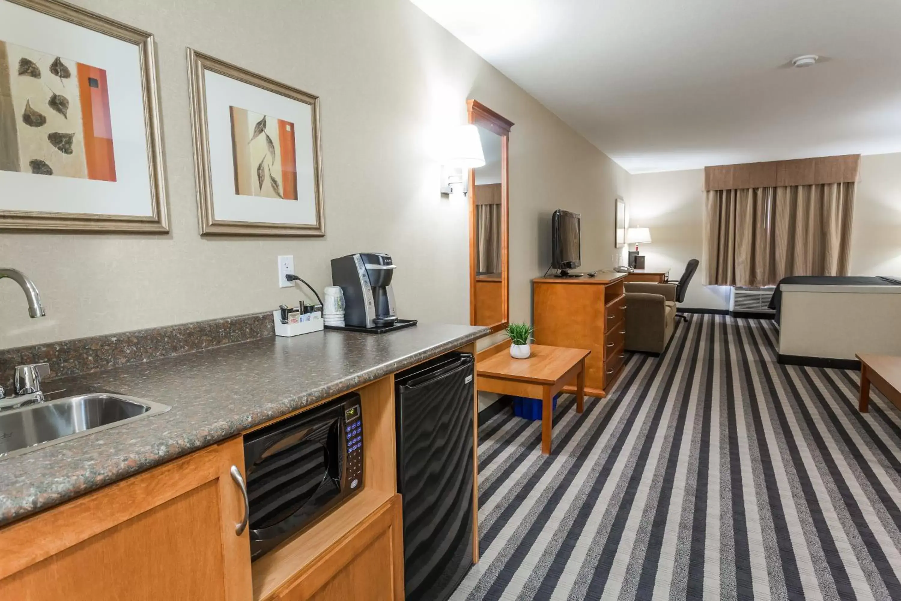 Decorative detail, Kitchen/Kitchenette in Days Inn & Suites by Wyndham Edmonton Airport