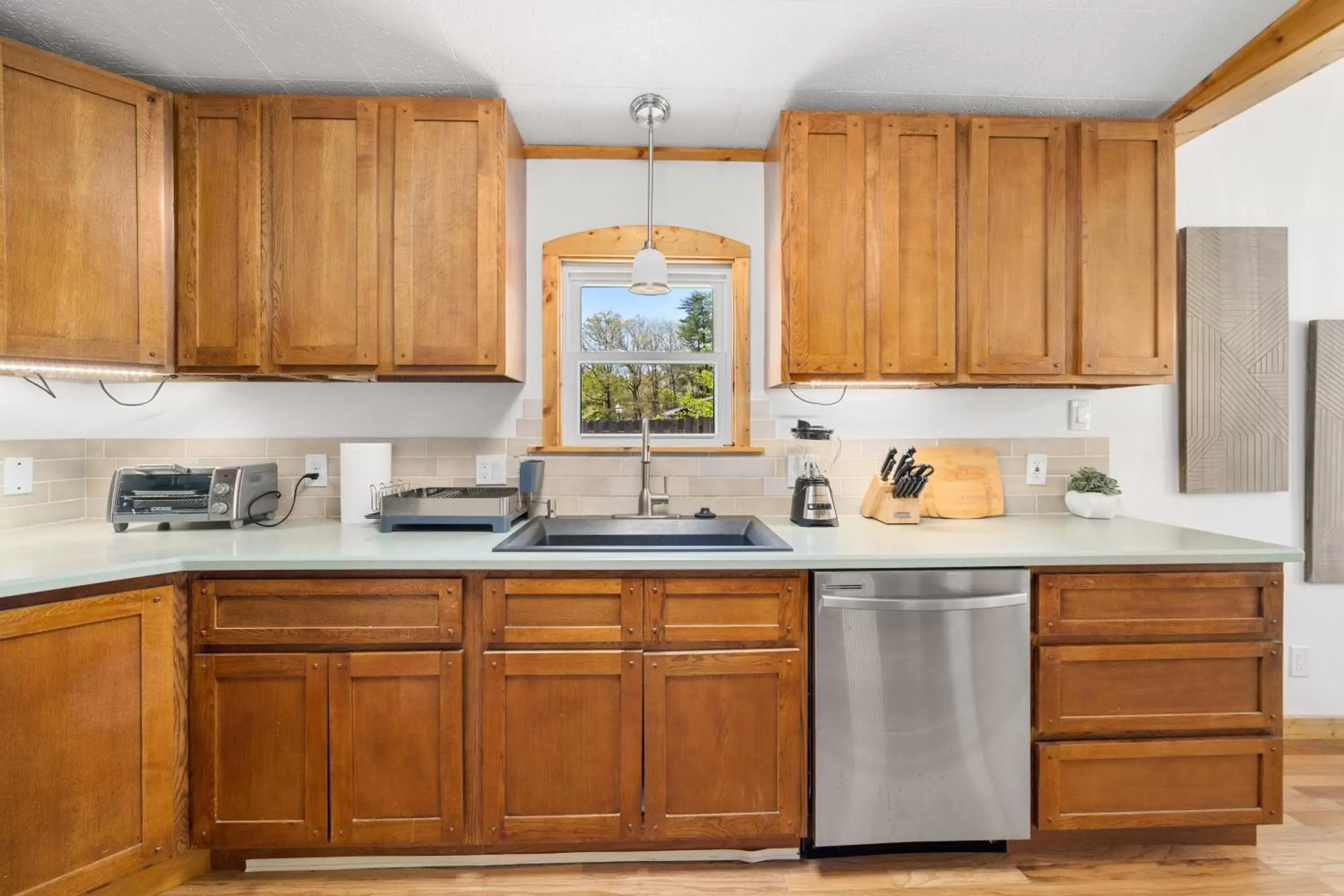 Kitchen or kitchenette, Kitchen/Kitchenette in CedarWood Inn