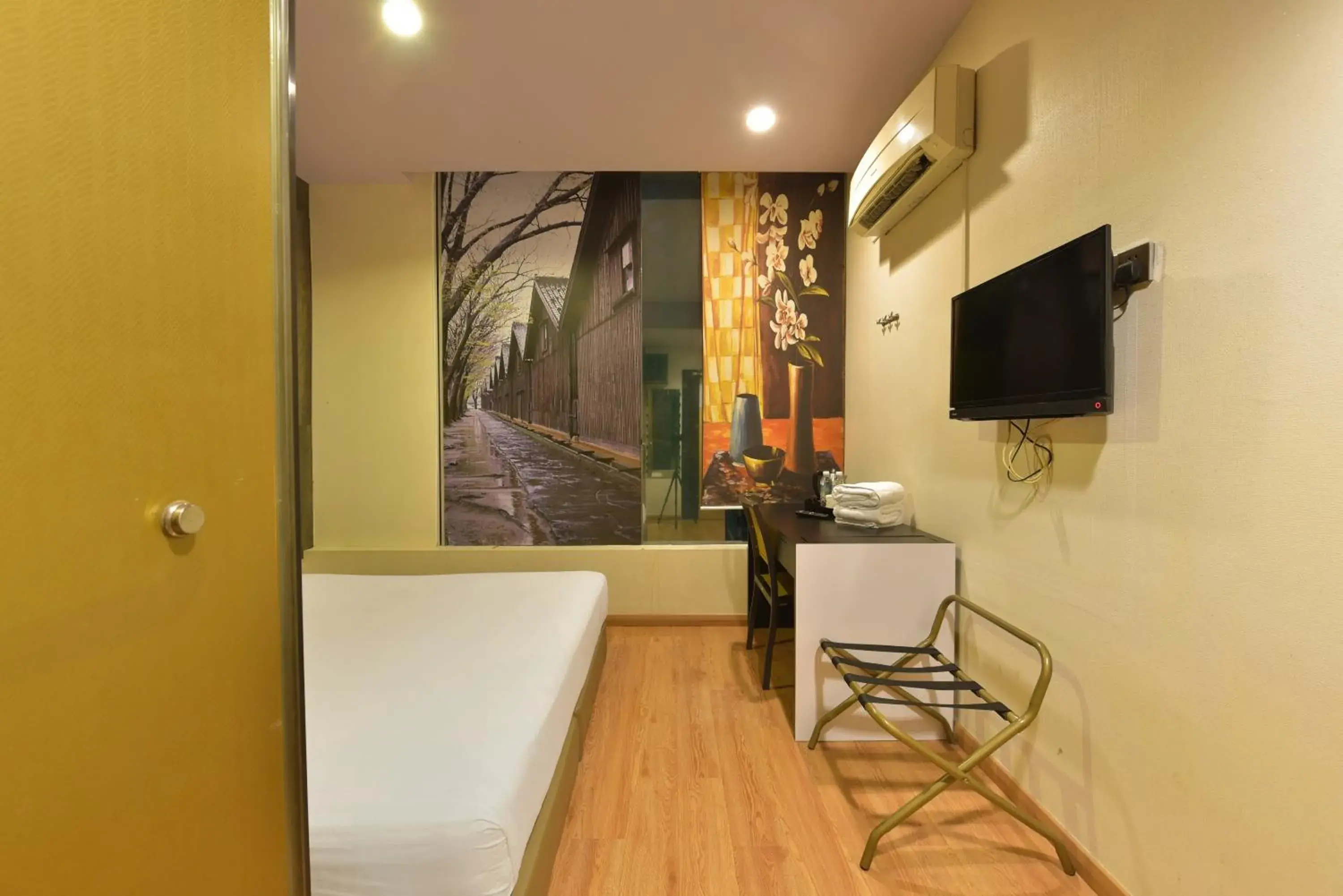 Bedroom, TV/Entertainment Center in Townhouse OAK Hotel Holmes Johor Jaya