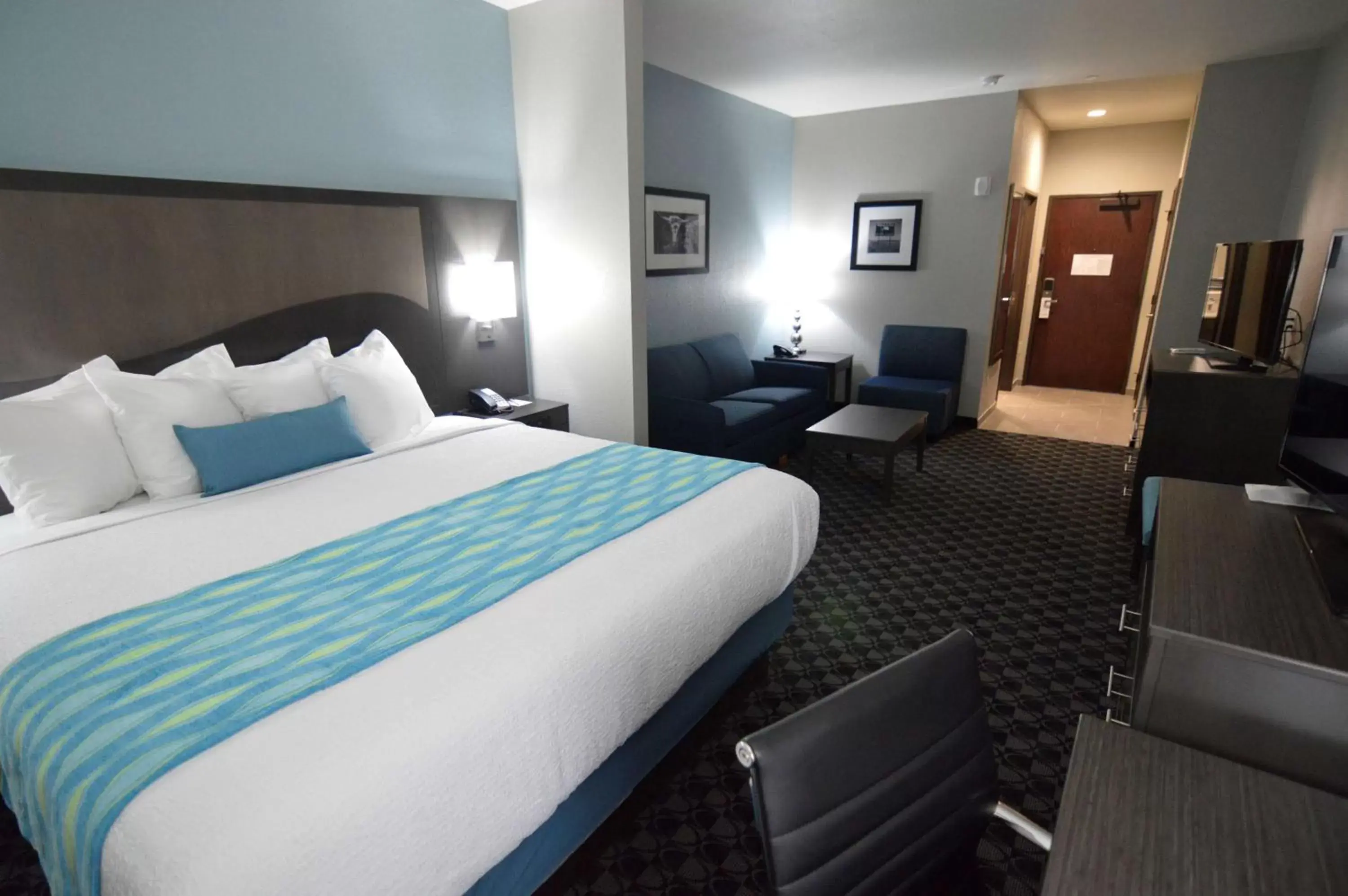 Photo of the whole room, Bed in Best Western Plus Waller Hotel