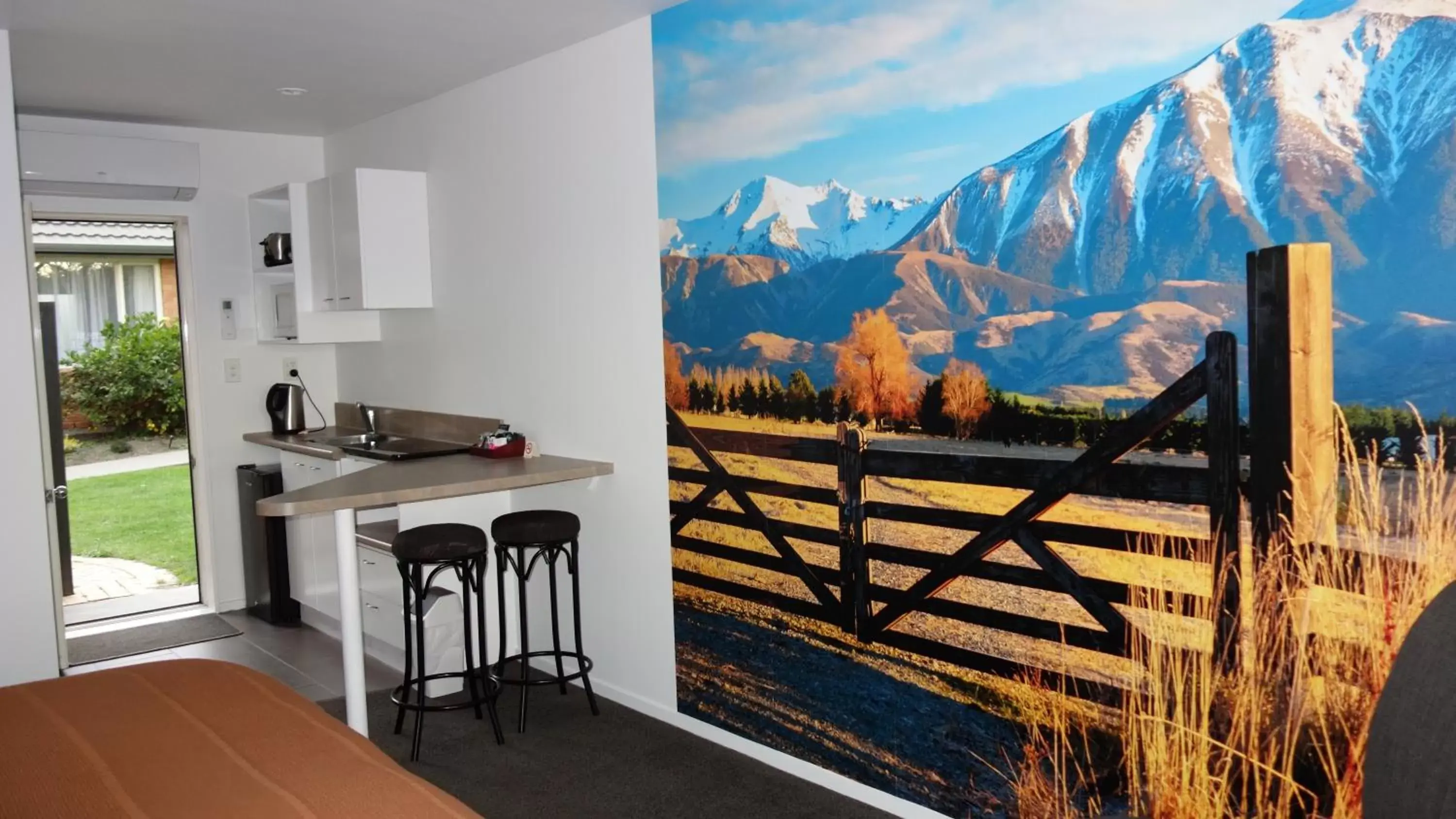 Kitchen or kitchenette, Mountain View in Northwood Motor Lodge