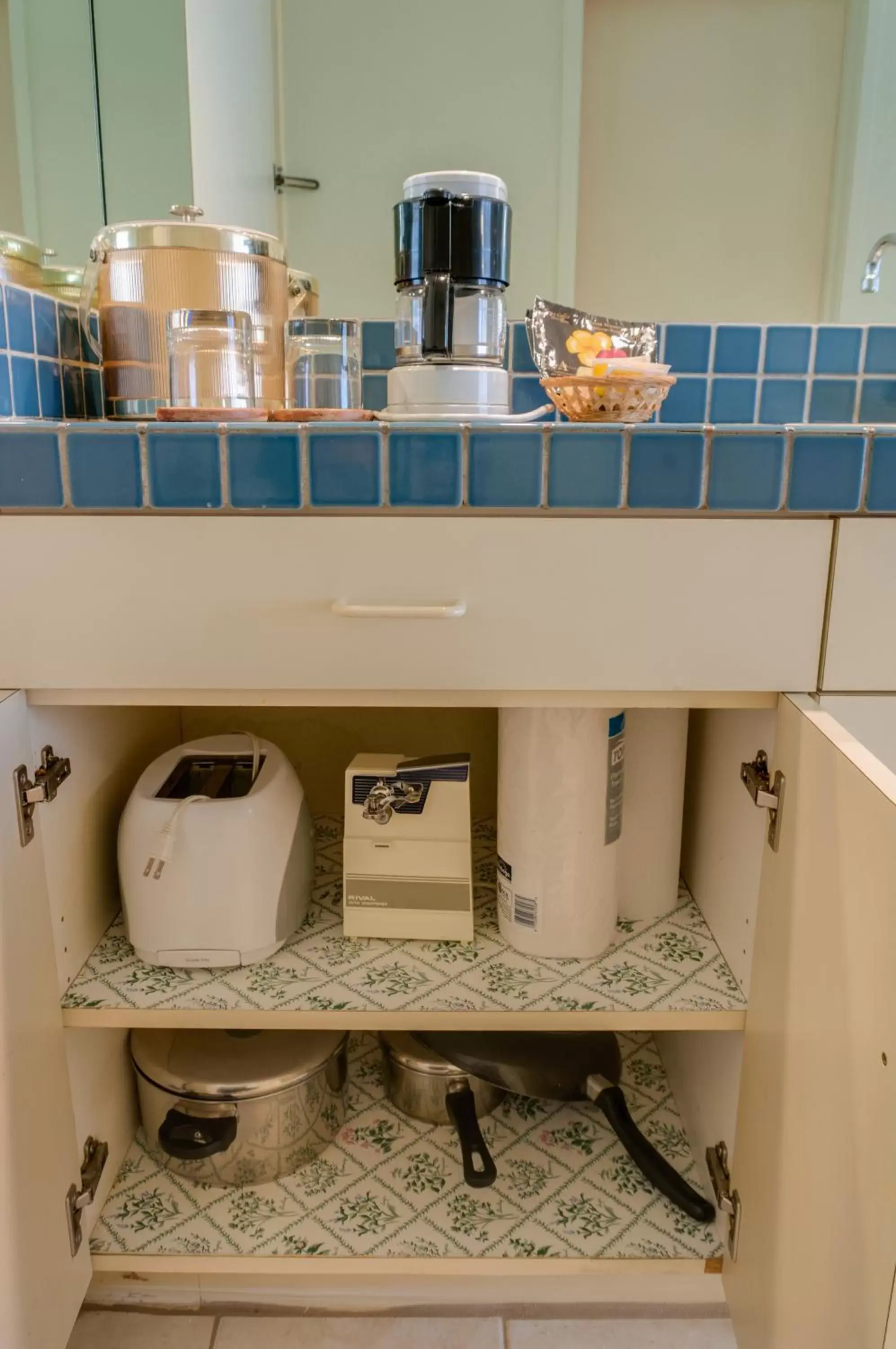 Kitchen or kitchenette, Kitchen/Kitchenette in Kuhio Banyan Hotel (with Kitchenettes)