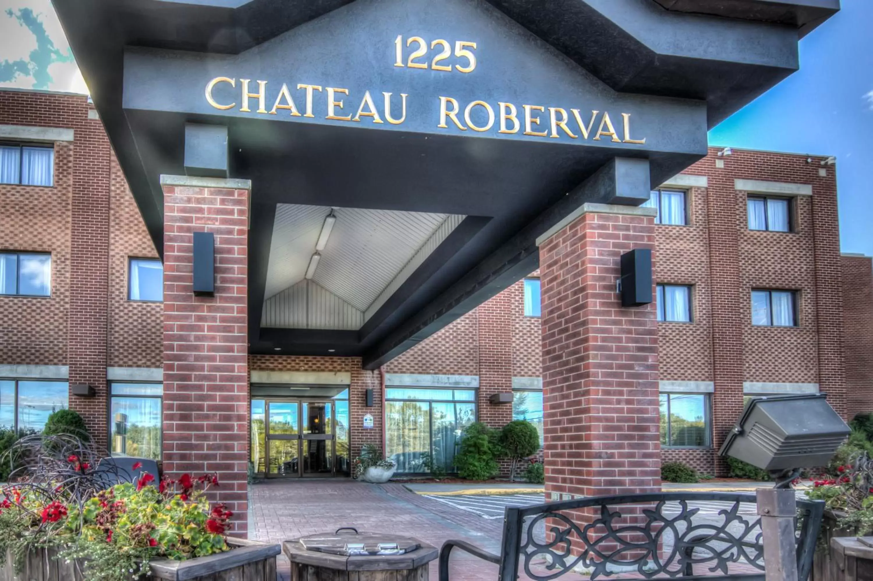 Facade/entrance, Property Building in Chateau Roberval