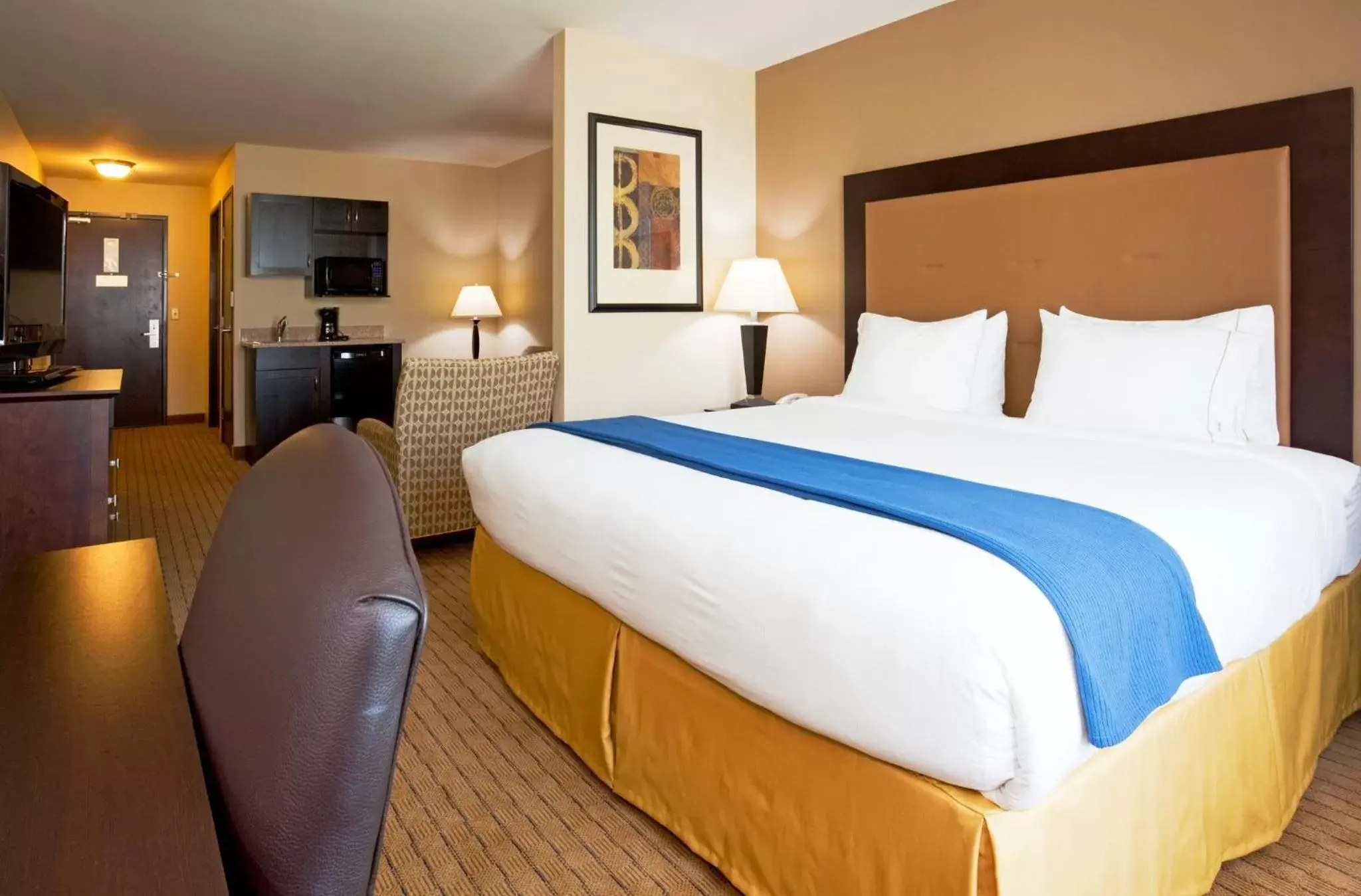 Photo of the whole room, Bed in Holiday Inn Express & Suites Madison-Verona, an IHG Hotel