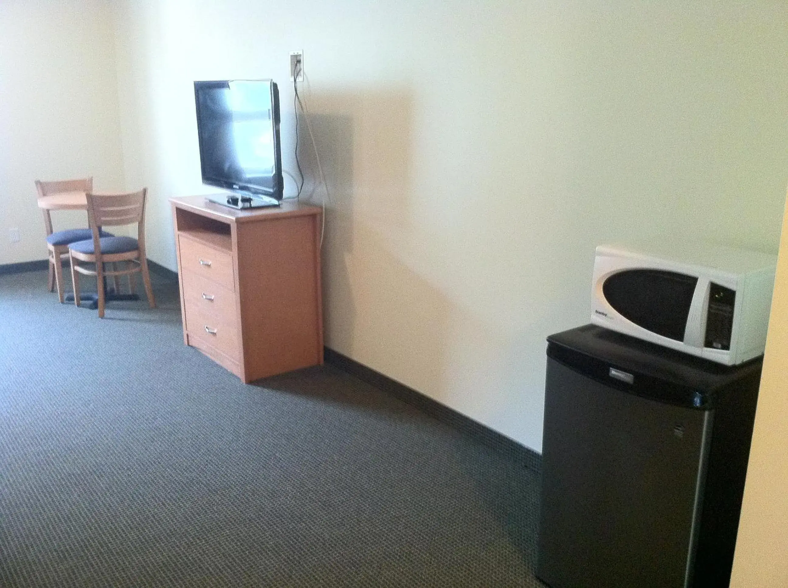 TV and multimedia, TV/Entertainment Center in Circle 6 Motel