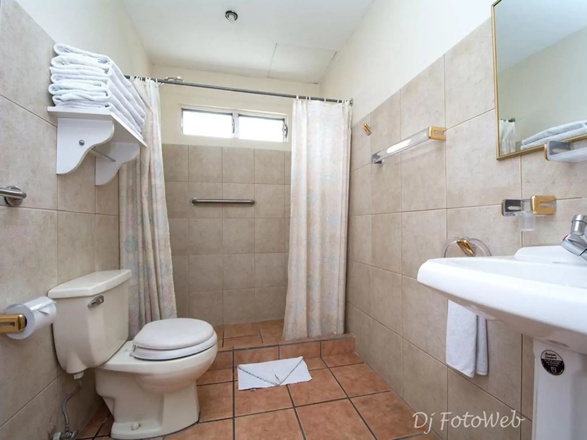 Shower, Bathroom in Hotel Puerta del Sol - San Jose Airport