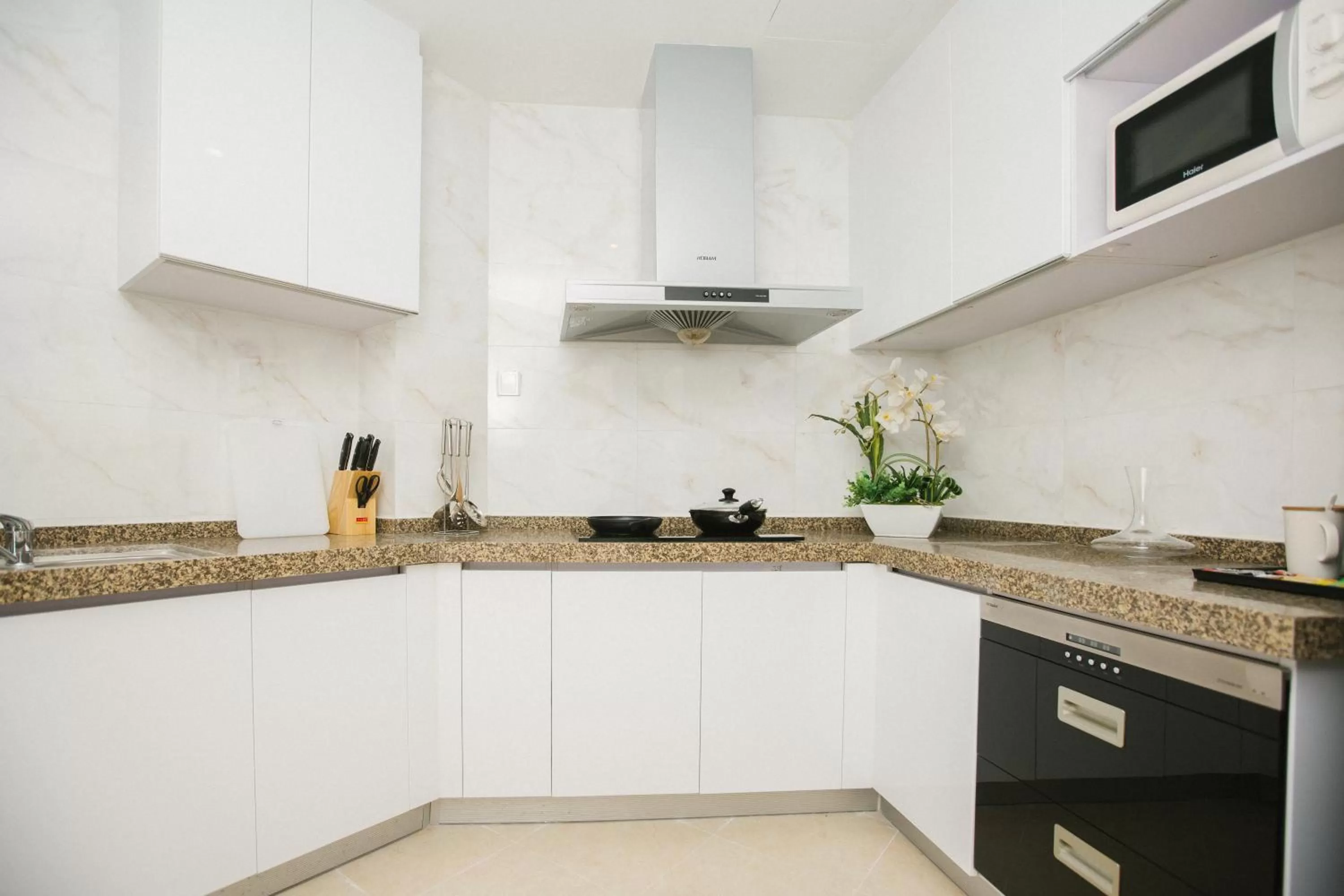 Kitchen/Kitchenette in Haikou Bay Hengda Yige Holiday Condo Hotel