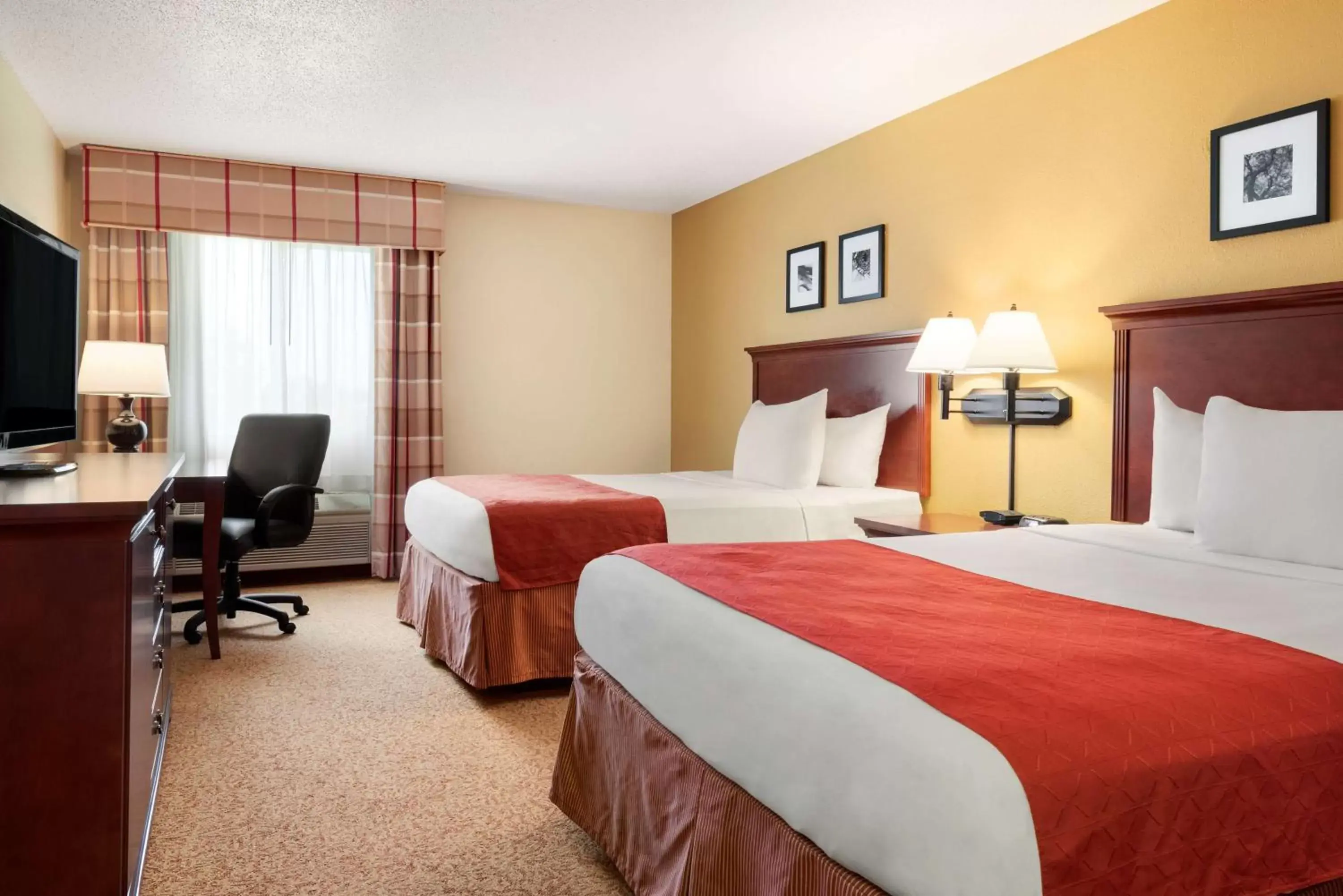 Photo of the whole room, Bed in Country Inn & Suites by Radisson, Cedar Rapids Airport, IA