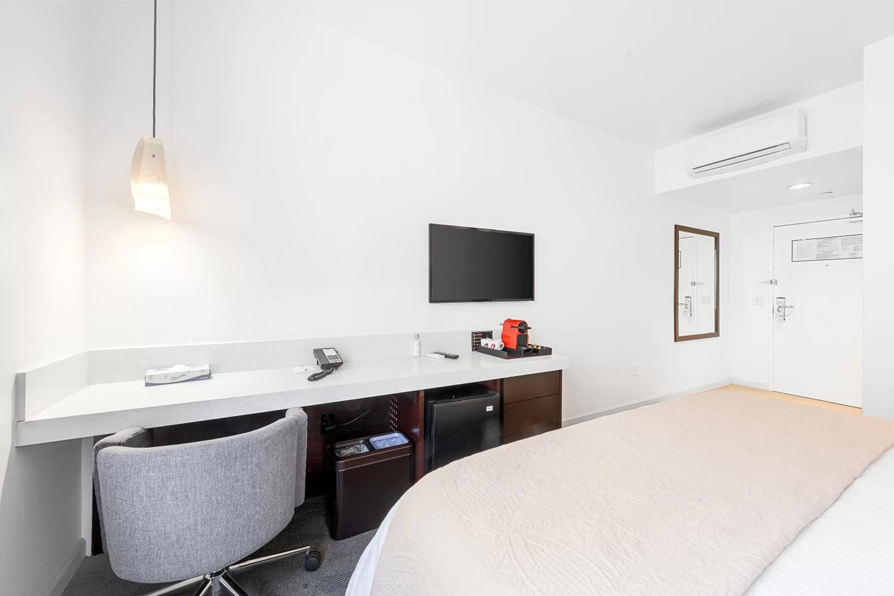 TV and multimedia, Bed in The O Hotel, Trademark Collection by Wyndham