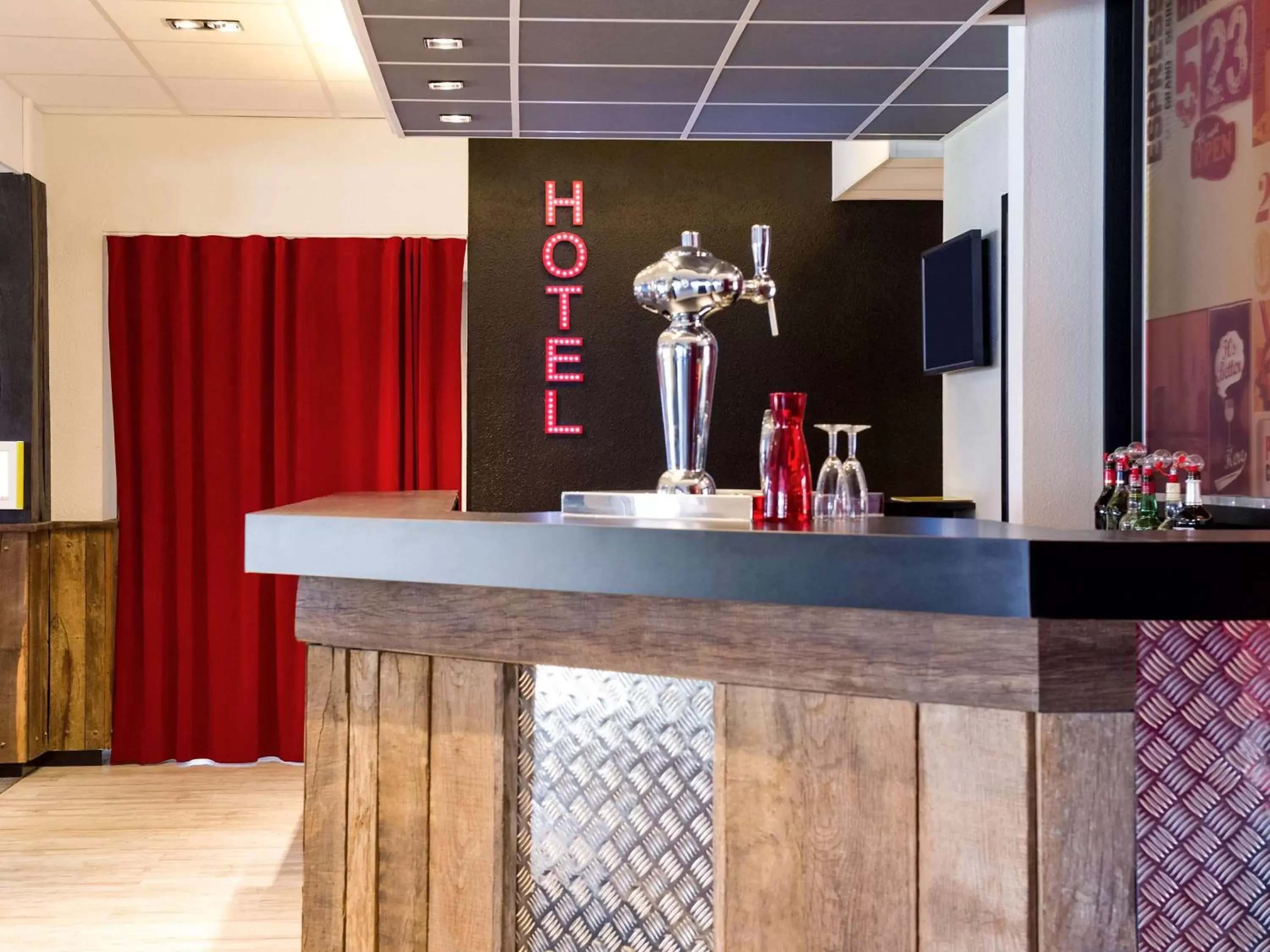 Lounge or bar in ibis Styles Chartres Métropole