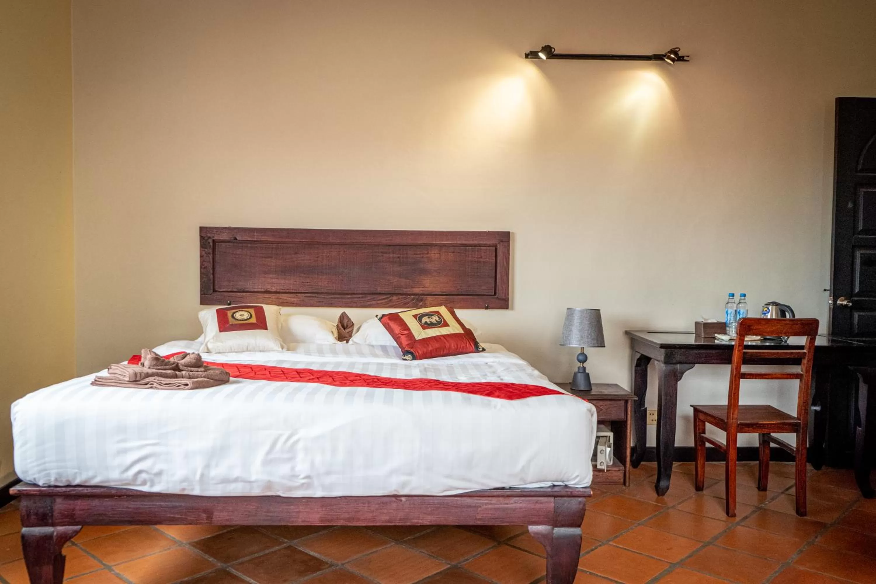 Bed in DEN HOTEL TOTONOU SIEM REAP